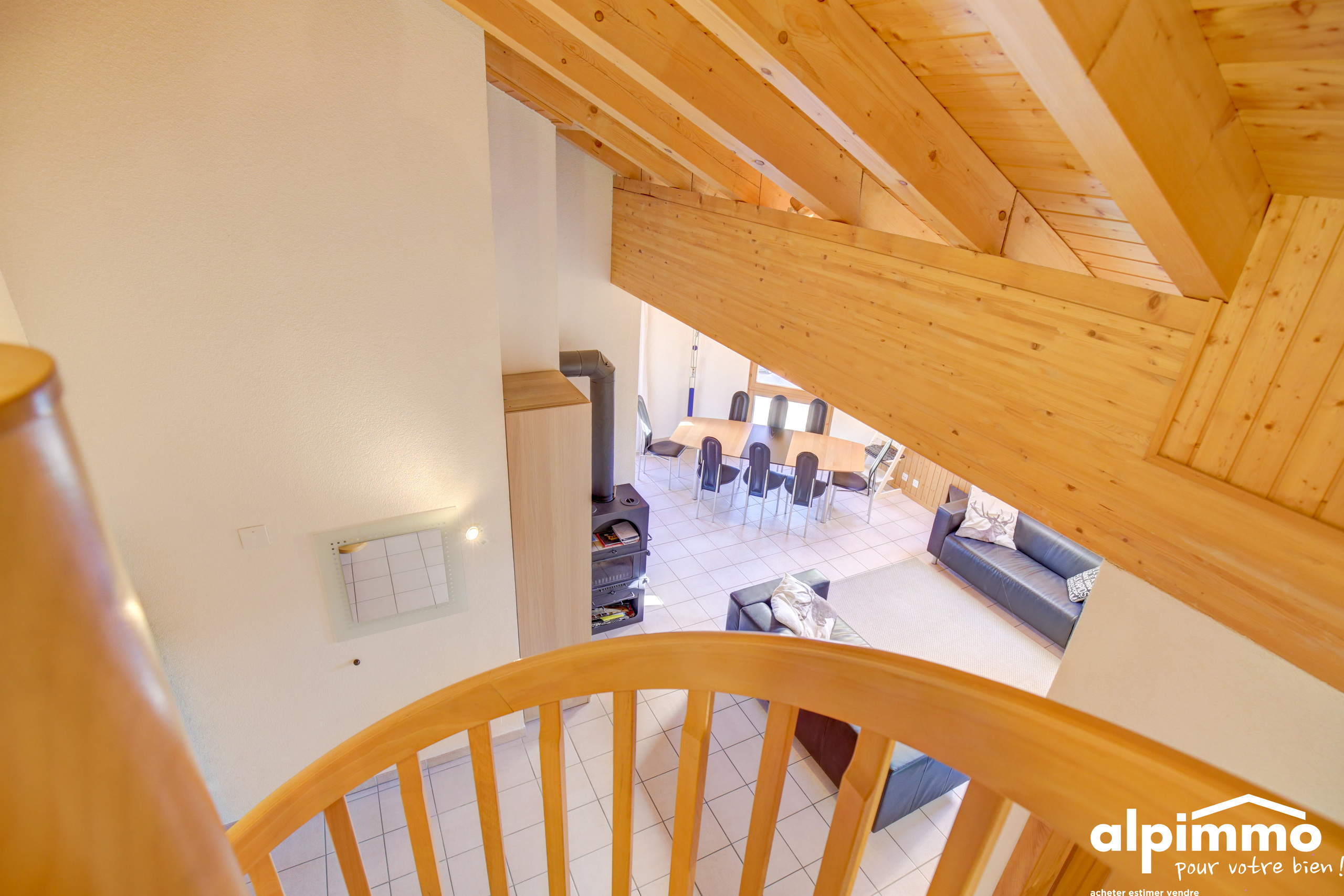 Wohn- und Essbereich mit offener Holztreppe