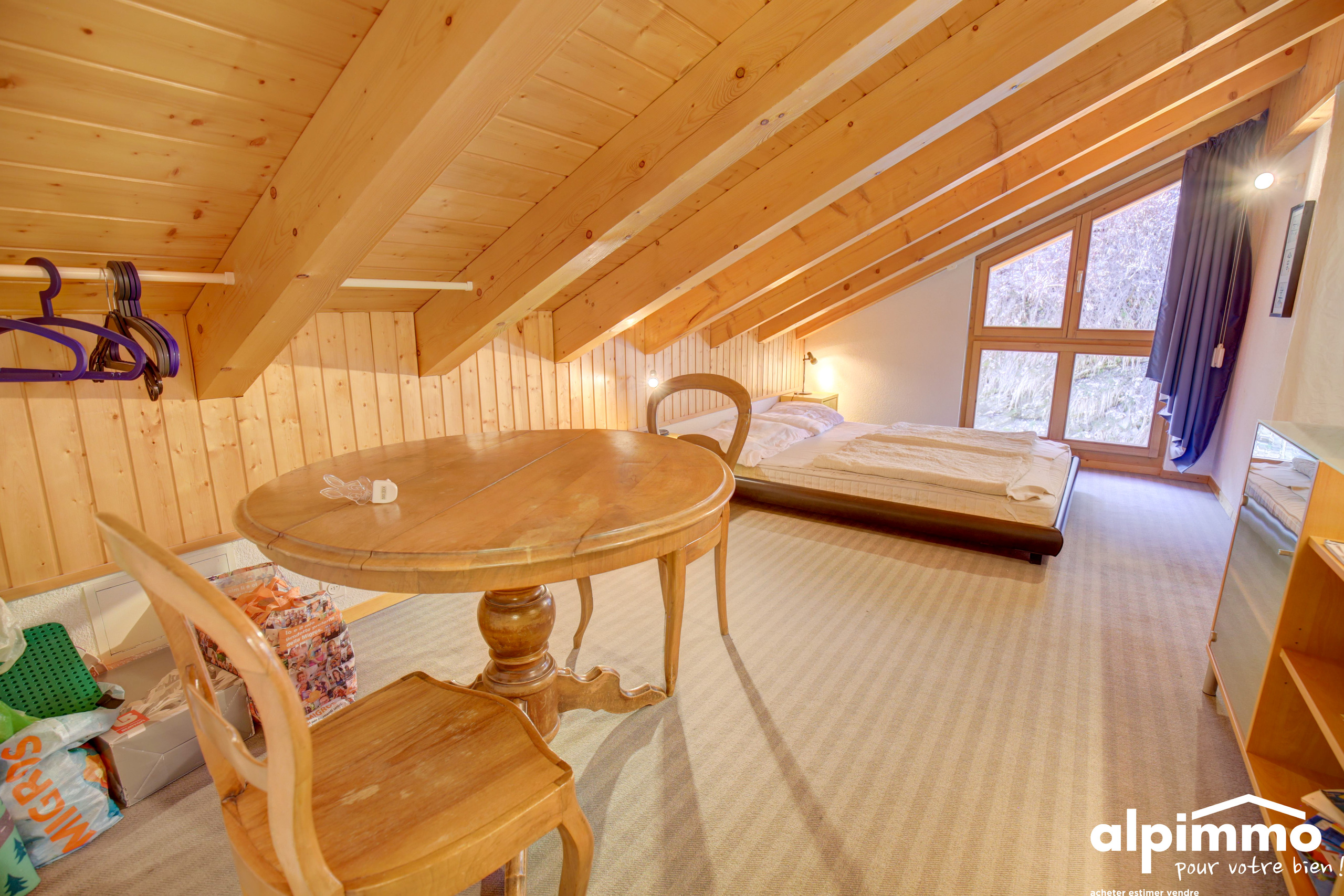 Dachgeschoss-Schlafzimmer mit Holzverkleidung
