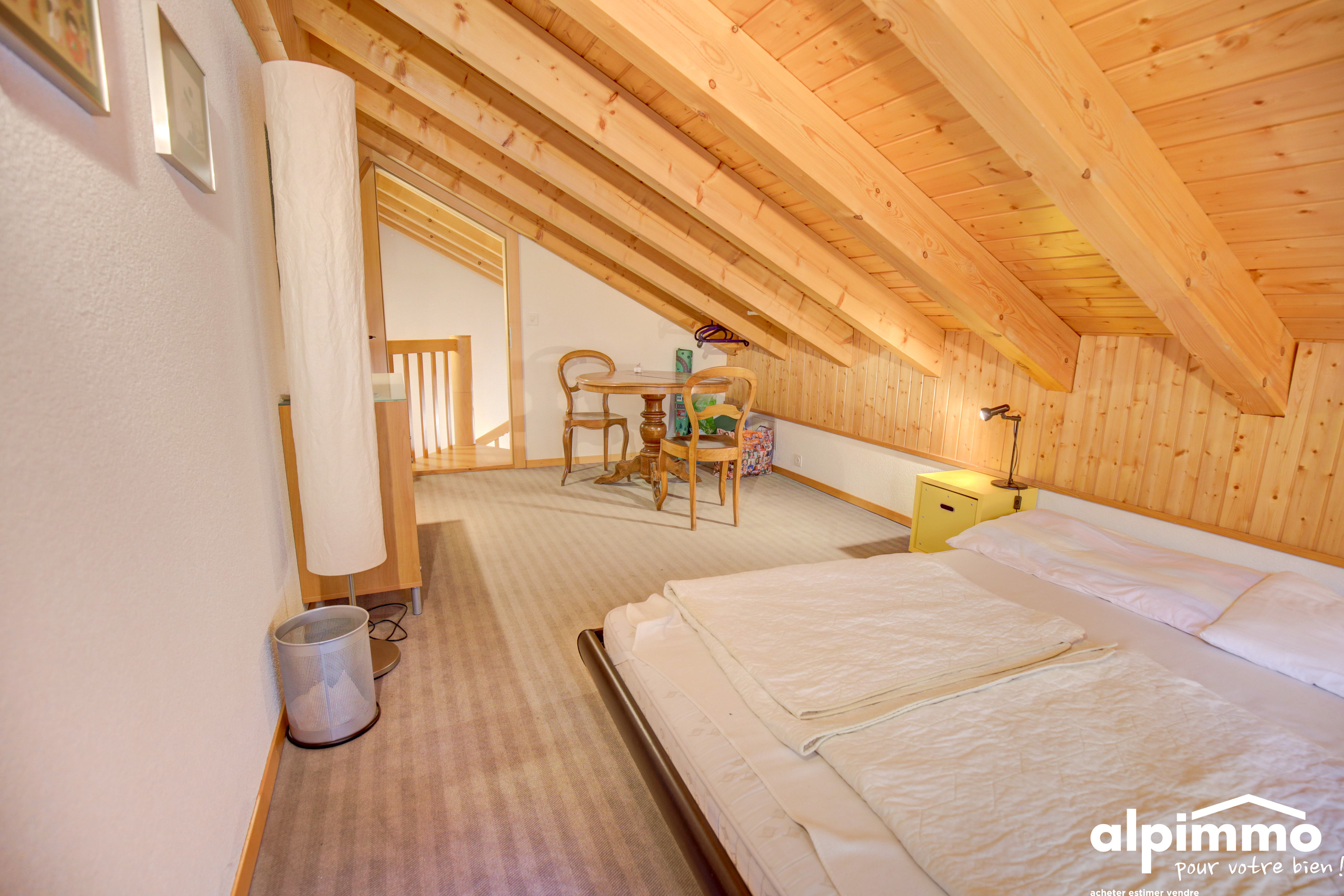 Dachgeschoss-Schlafzimmer mit Holzverkleidung