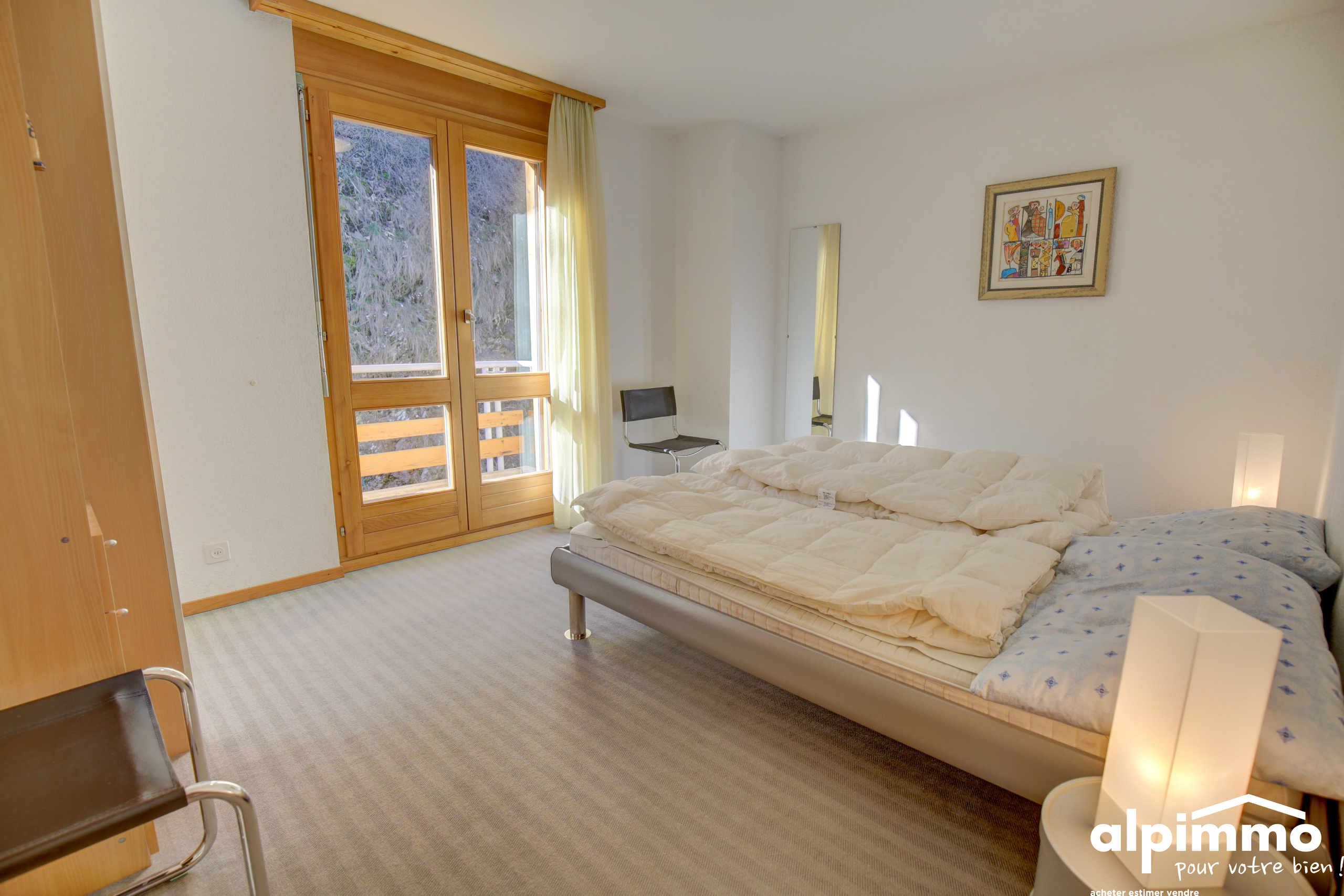 Helles Schlafzimmer mit Balkonblick