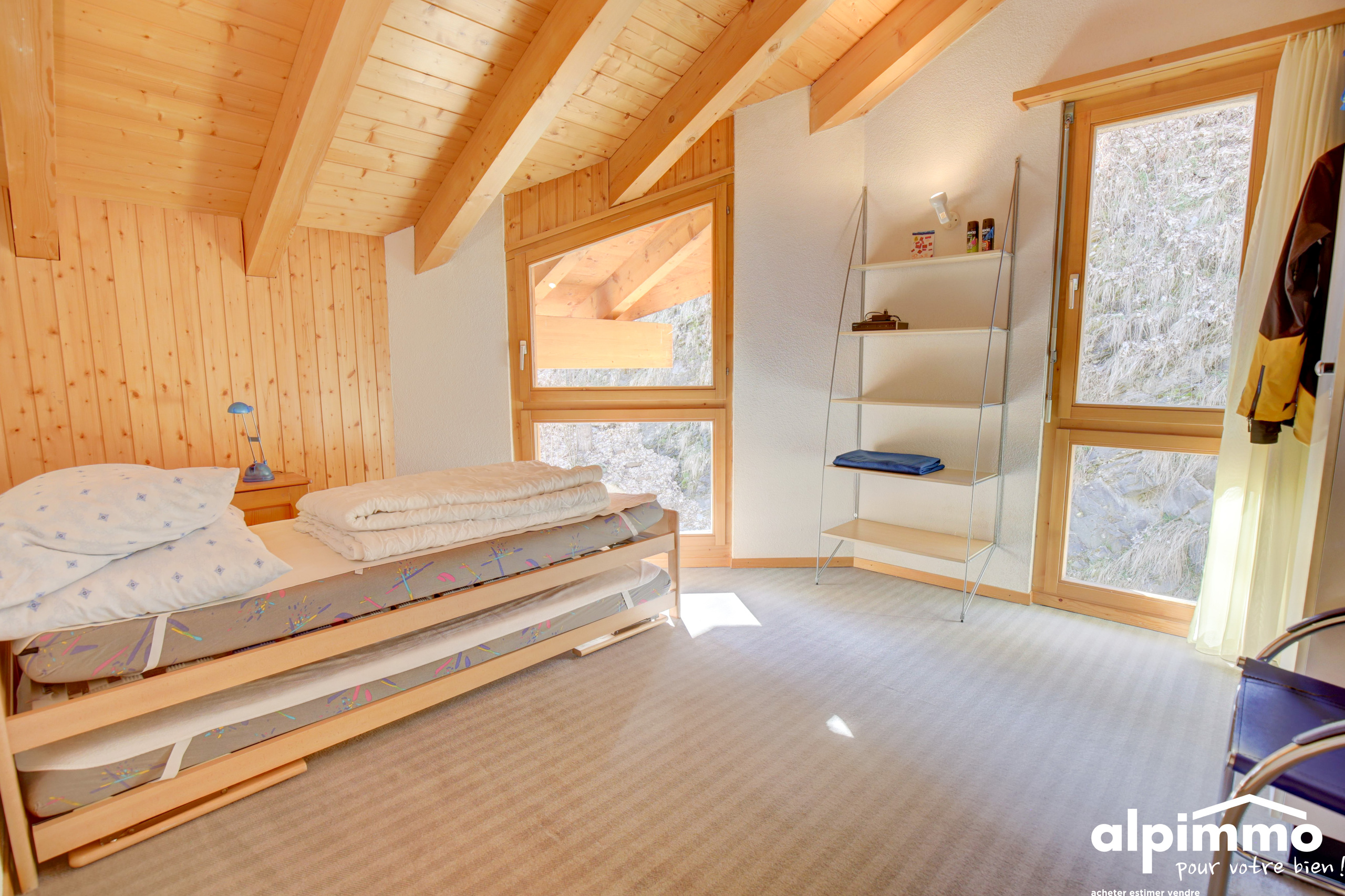 Helles Dachgeschoss-Schlafzimmer mit Holzverkleidung
