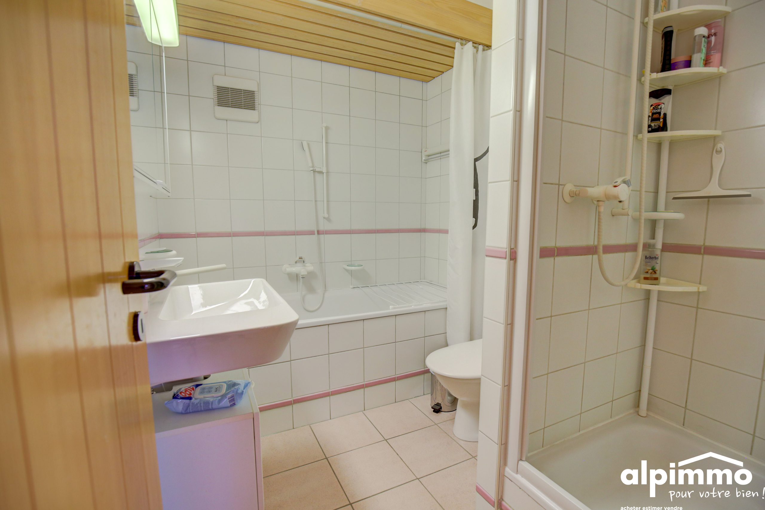 Badezimmer mit Badewanne und Dusche