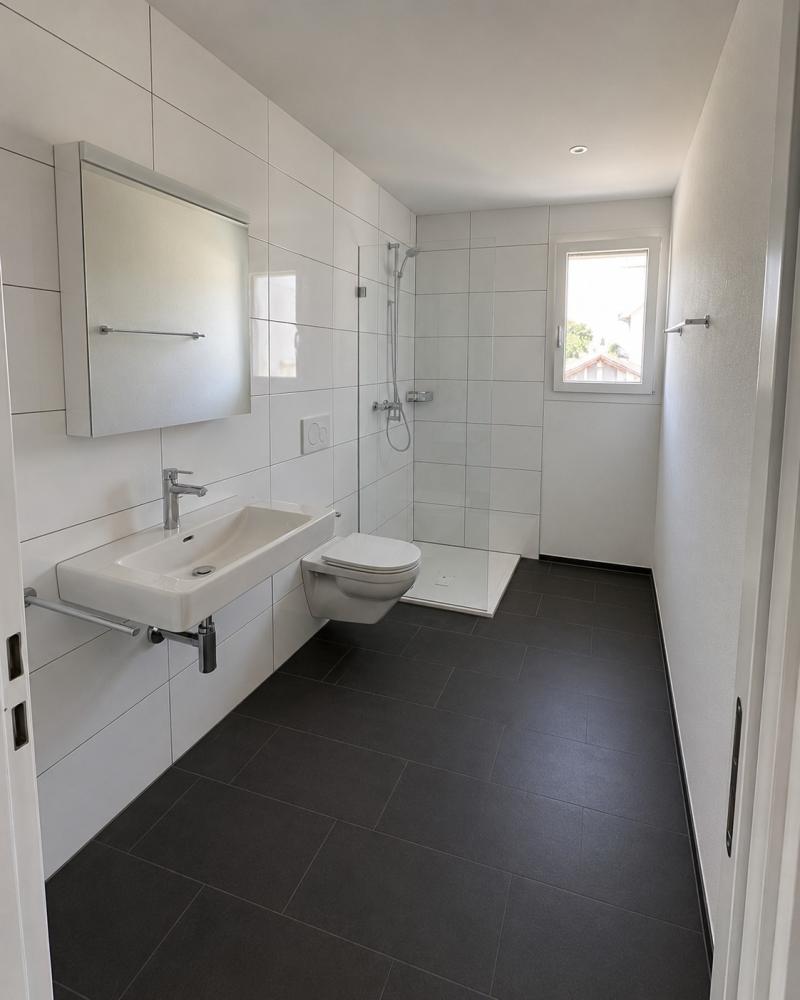 Modernes Badezimmer mit Dusche und Wand-WC
