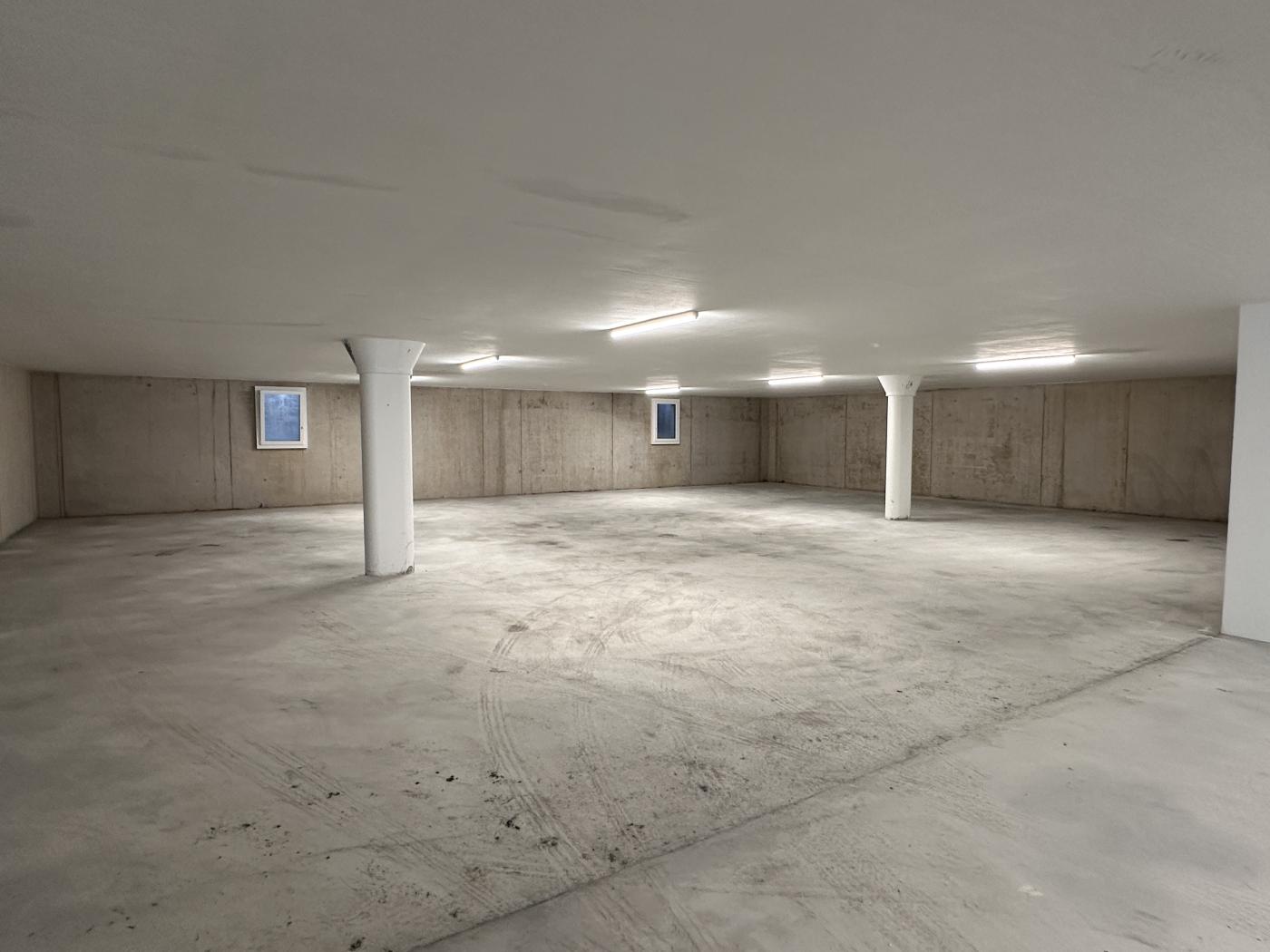 Großer leerer Betonraum mit Stützen