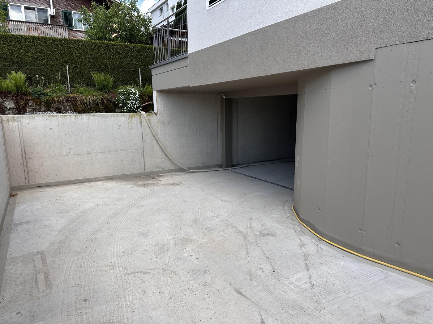 Tiefgaragenzufahrt mit Betonwänden