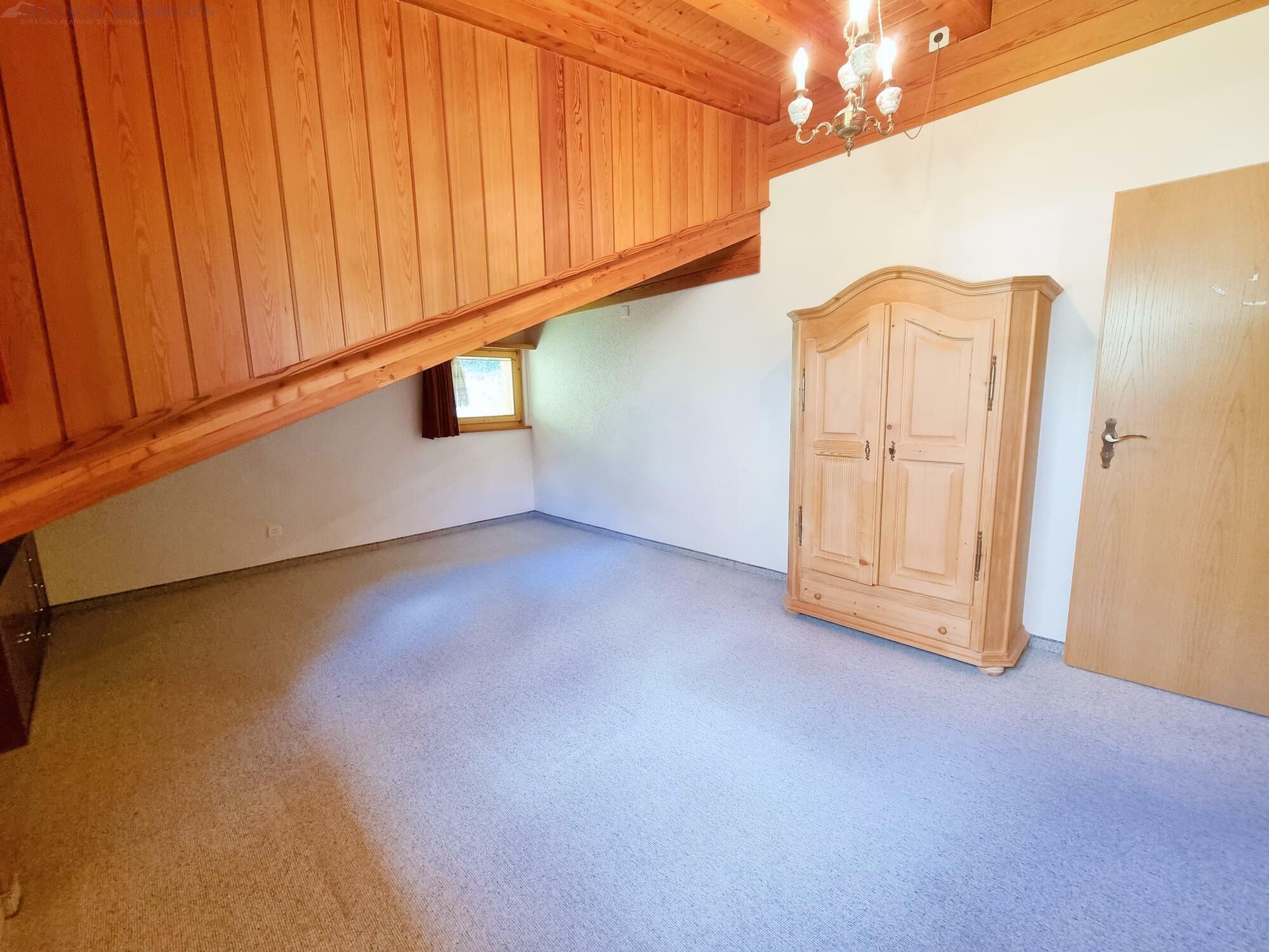 Dachgeschosszimmer mit Holzverkleidung