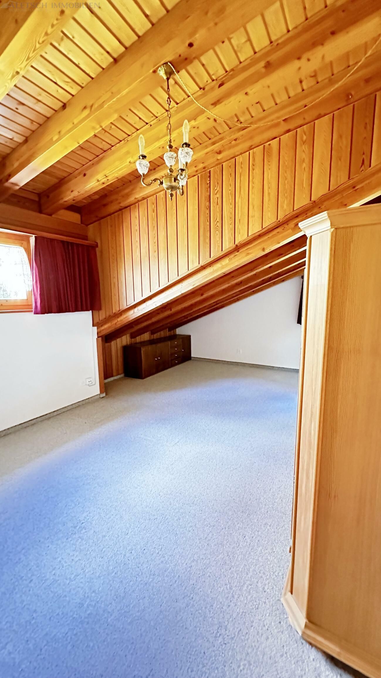 Ausgebauter Dachraum mit Holzverkleidung