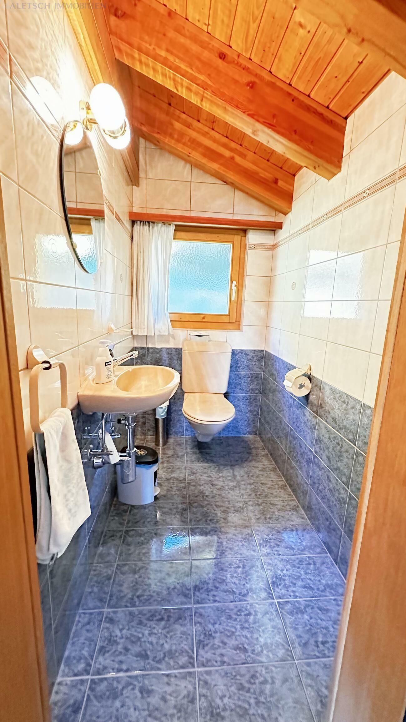 Gäste-WC mit Holzdecke