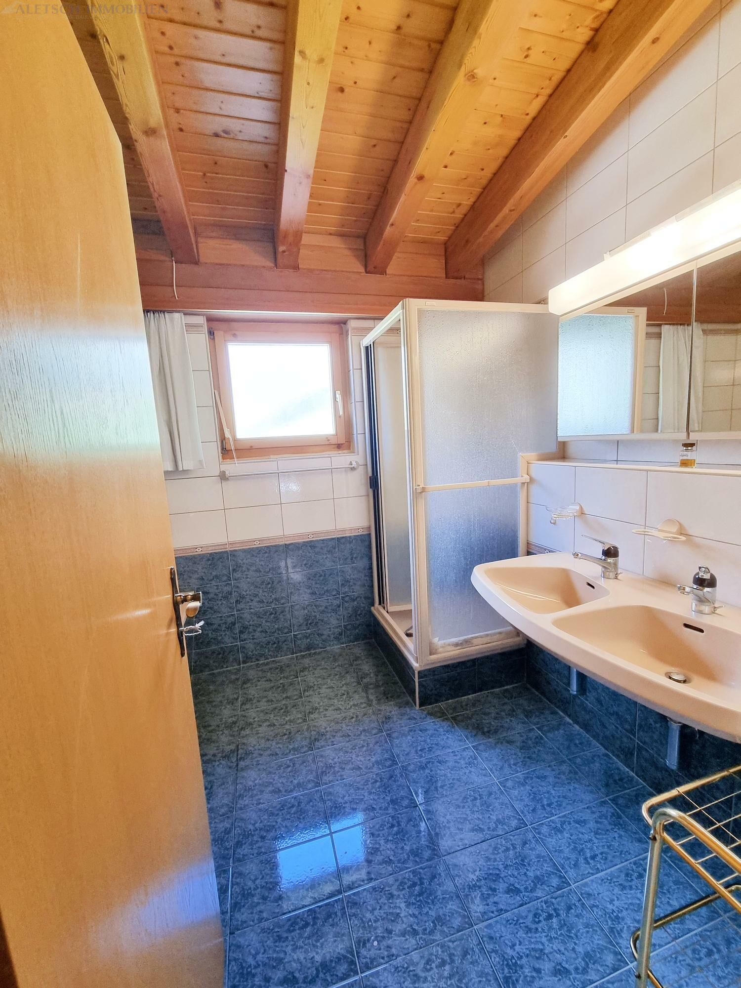Bad mit Holzdecke und Dusche