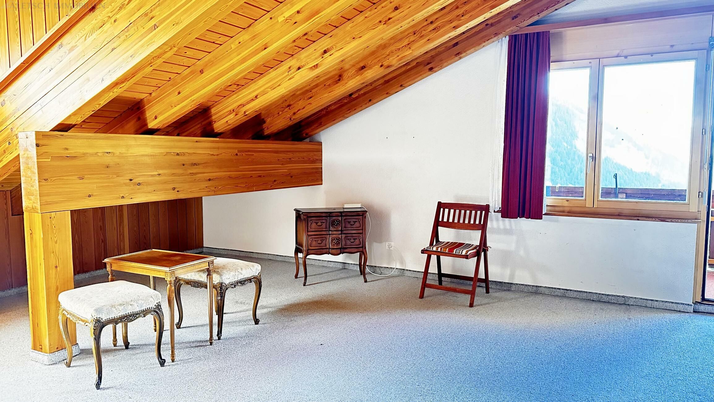 Dachgeschosszimmer mit Holzverkleidung
