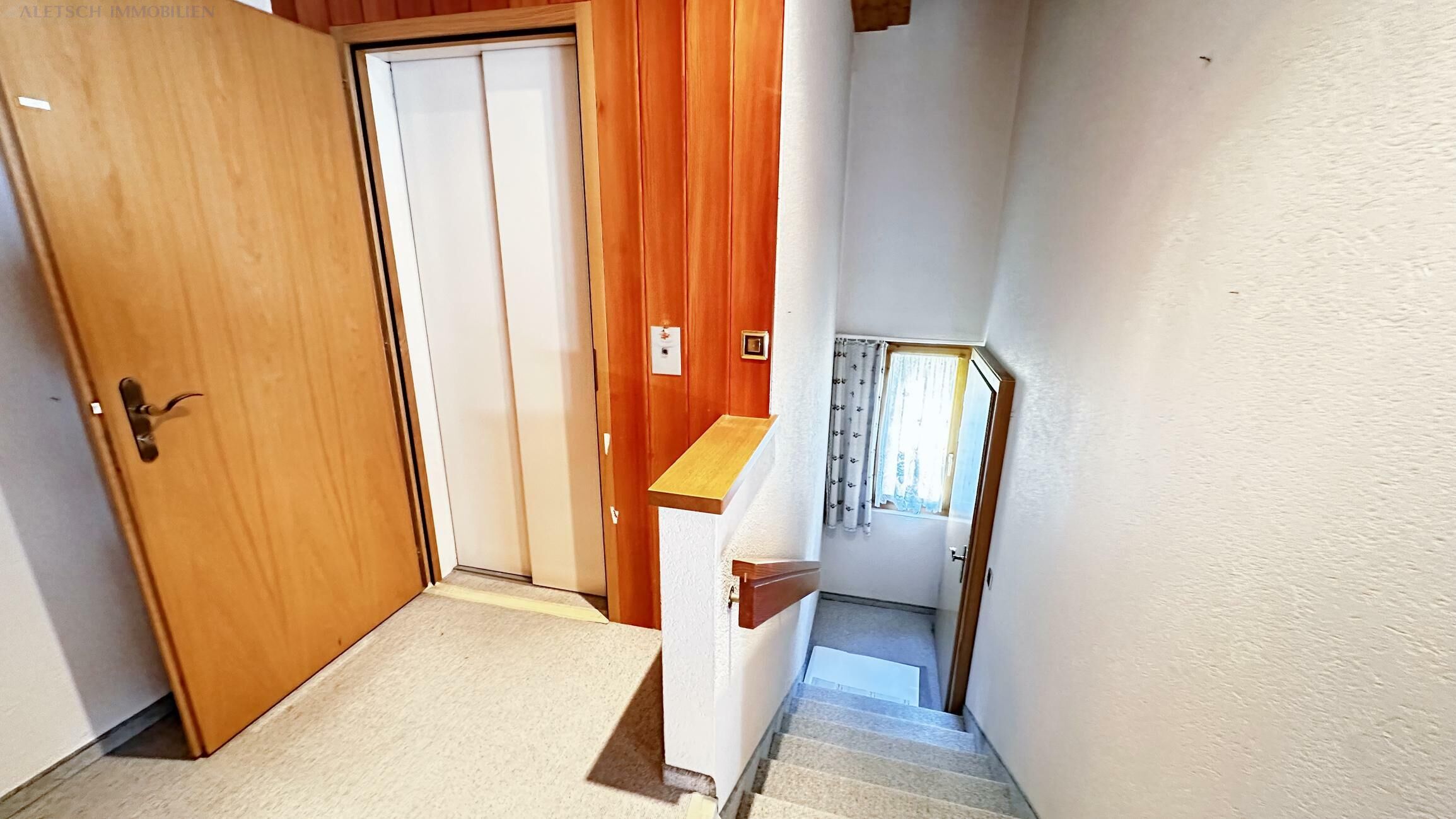 Treppenhaus mit Aufzug und Flur