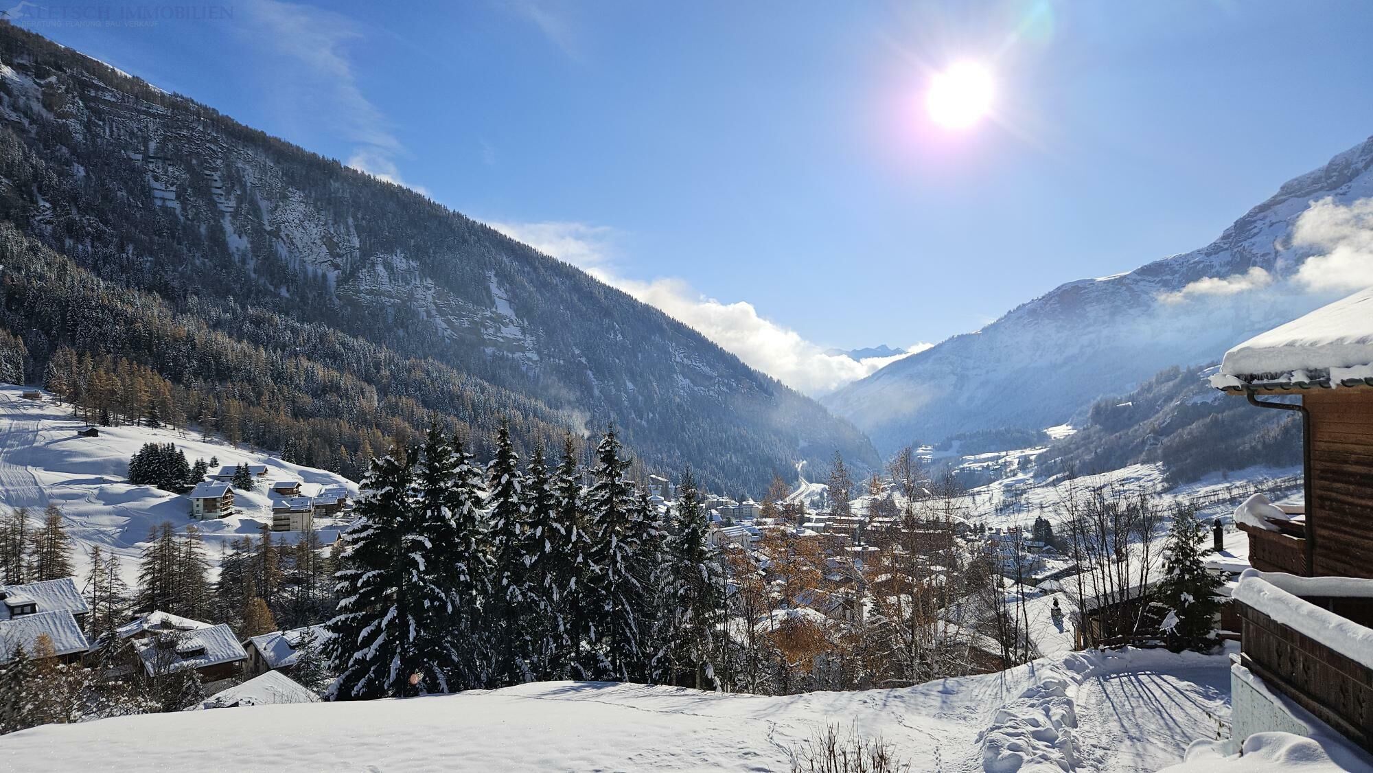 Schneebedeckter Talblick in den Bergen