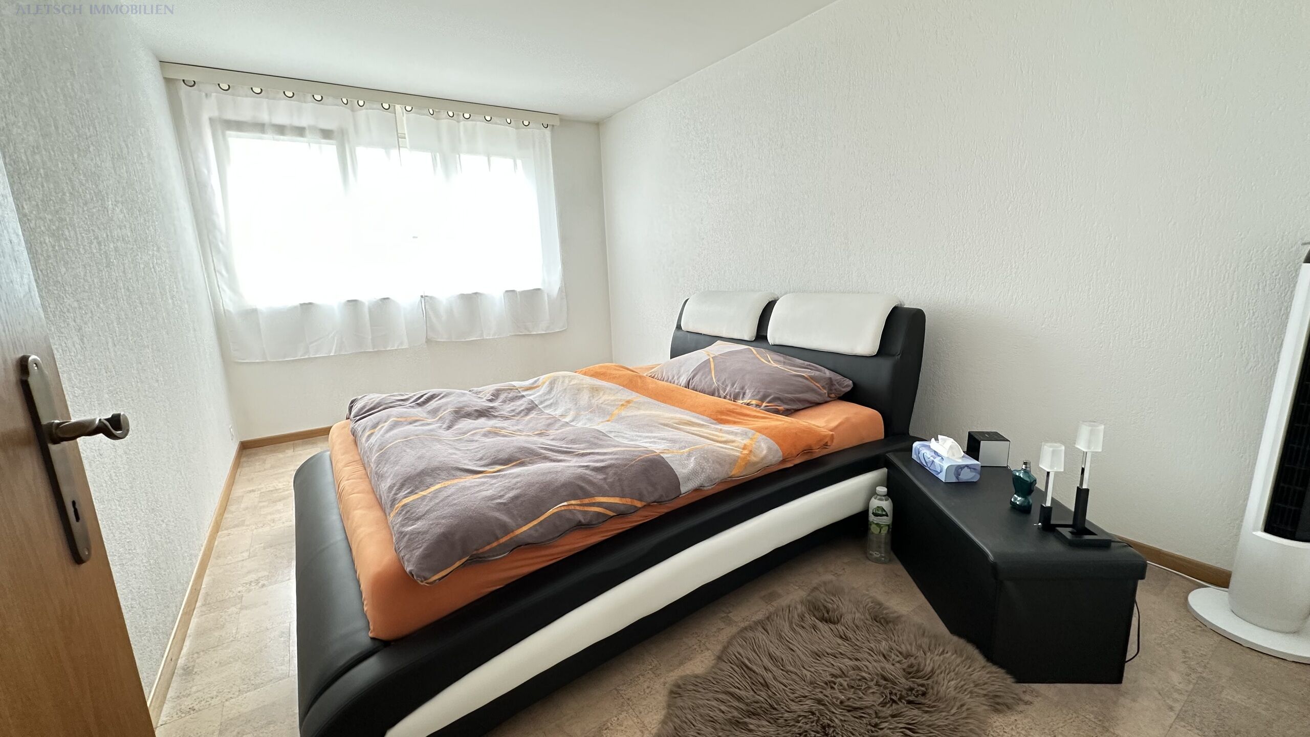 Helles Schlafzimmer mit Doppelbett