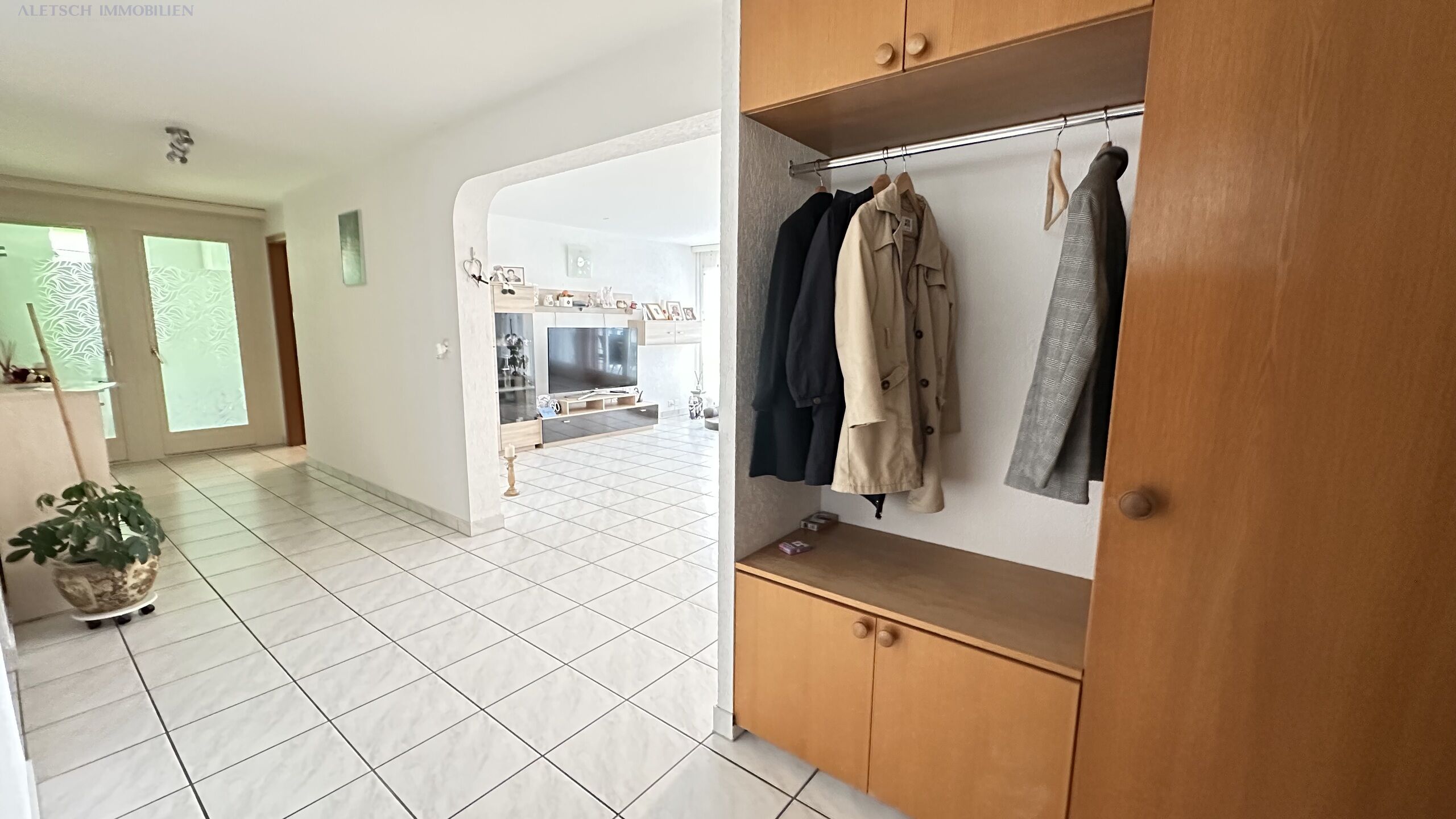 Heller Eingangsbereich mit Garderobenschrank