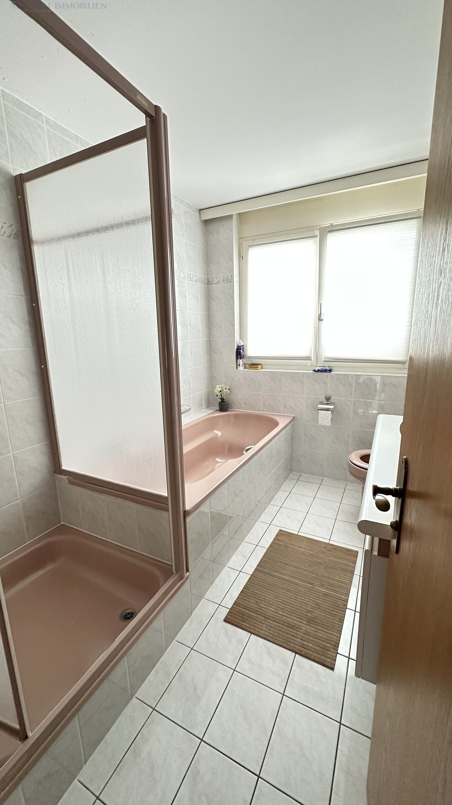 Badezimmer mit Wanne und Fenster