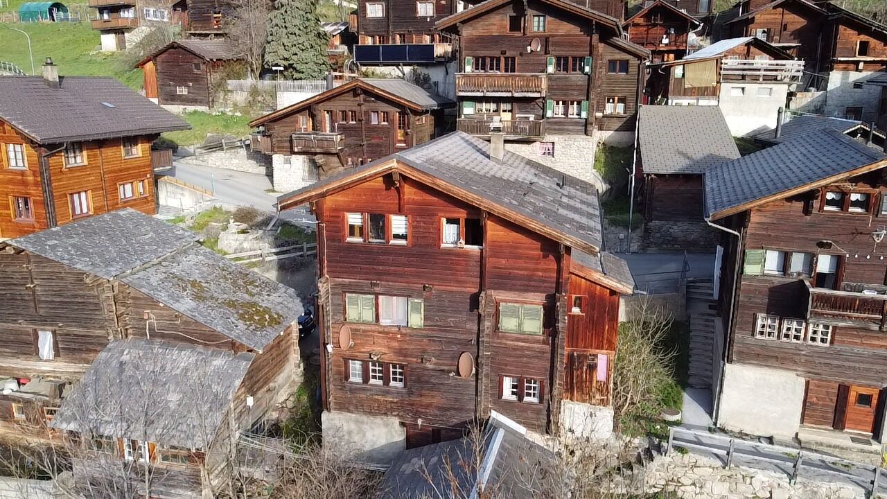 Alpen-Dorfansicht mit Holzhäusern
