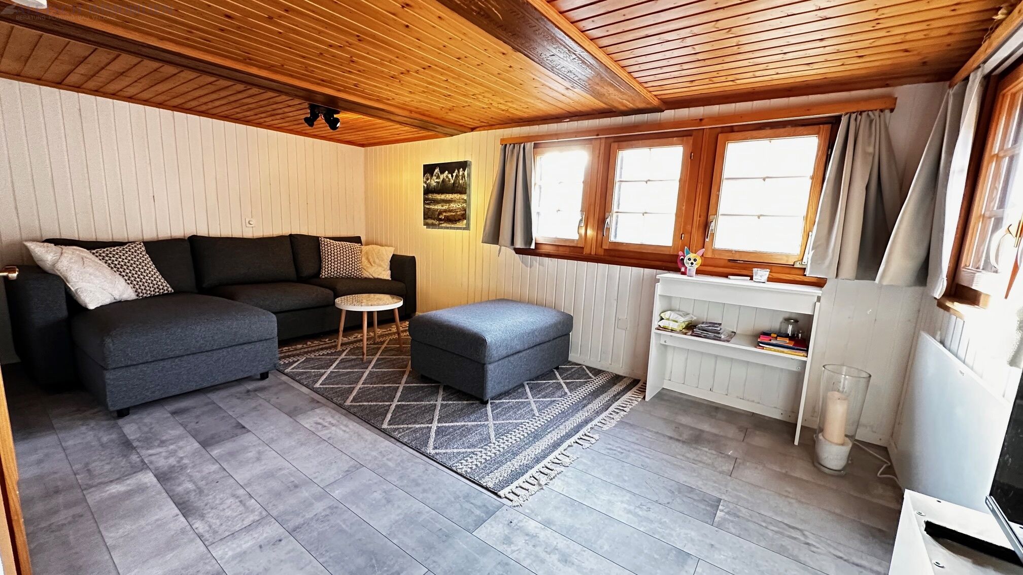 Gemütliches Wohnzimmer mit Holzdecke