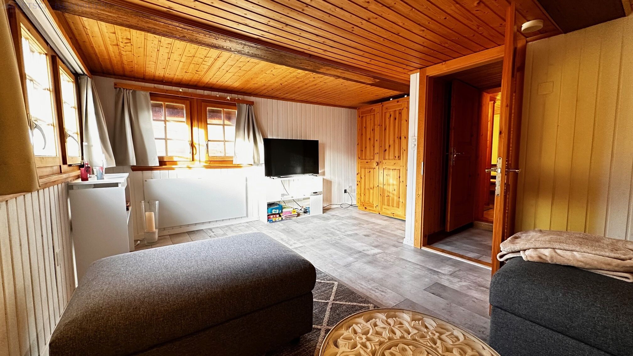 Gemütliches Wohnzimmer mit Holzdecke