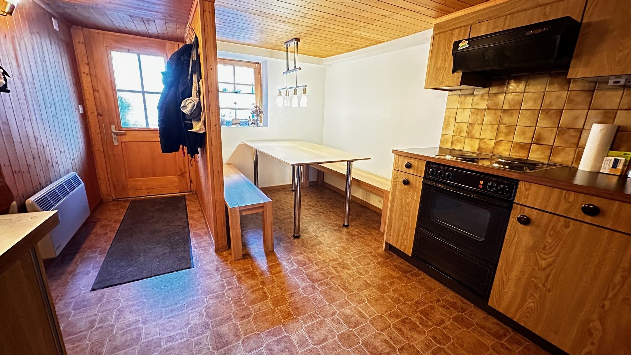 Rustikale Küche mit Holzverkleidung