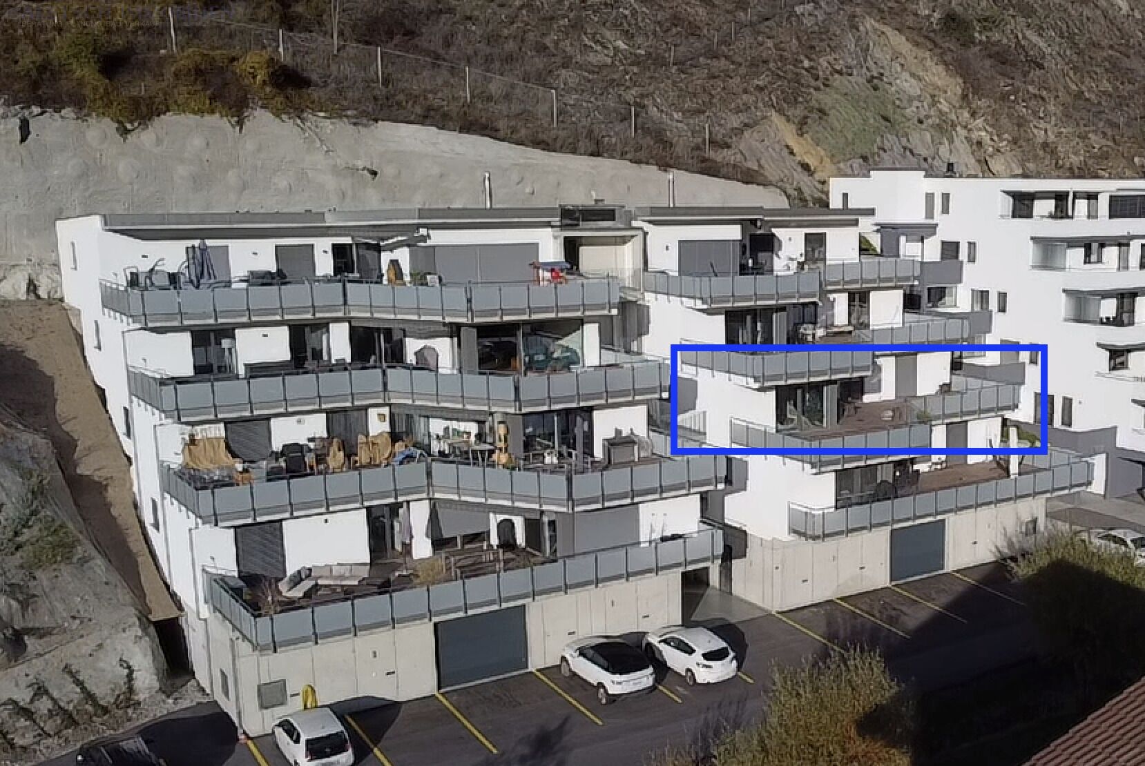 Moderne Wohnanlage am Hang mit großen Terrassen