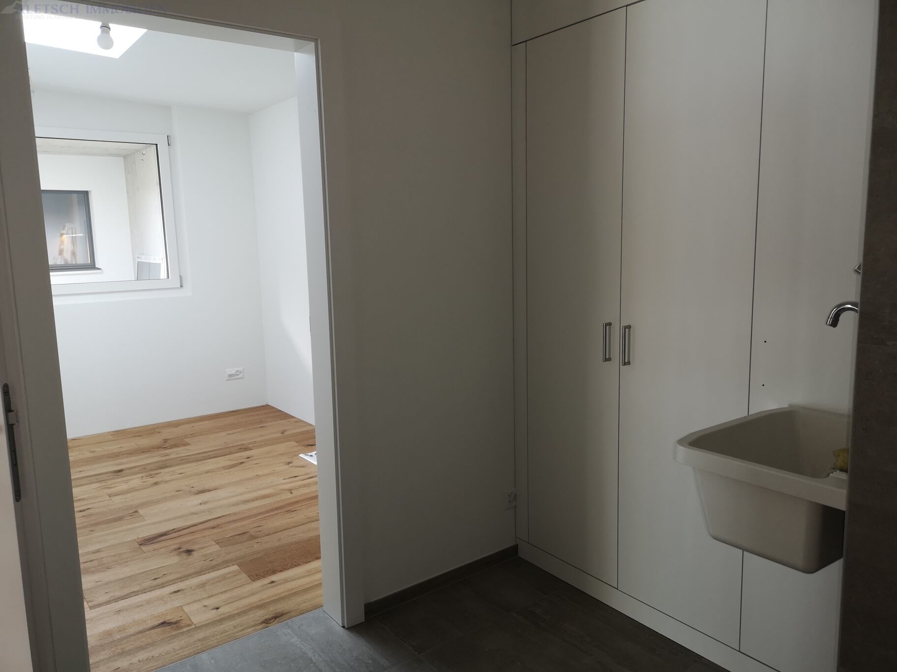 Modernes Badezimmer mit Blick in ein angrenzendes Zimmer