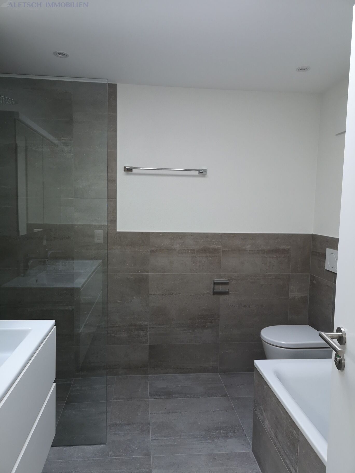 Modernes Badezimmer mit Dusche, Wanne und WC
