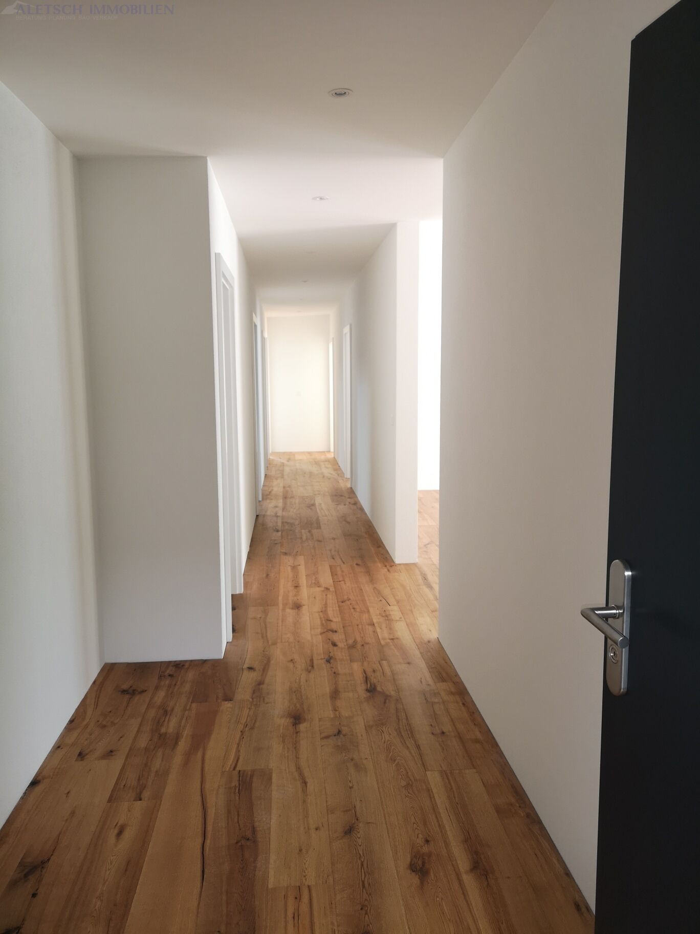 Heller Flur mit Holzfußboden