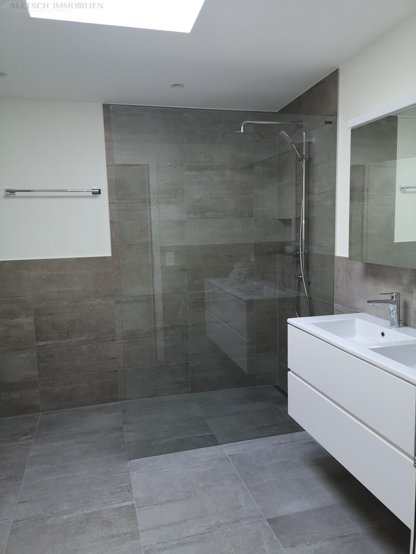 Modernes Badezimmer mit bodengleicher Dusche