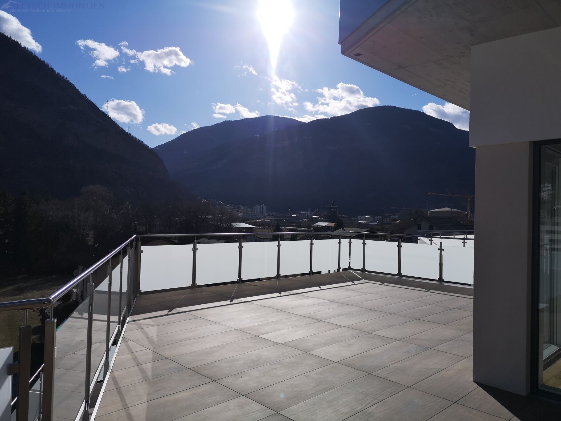 Große Terrasse mit Bergblick