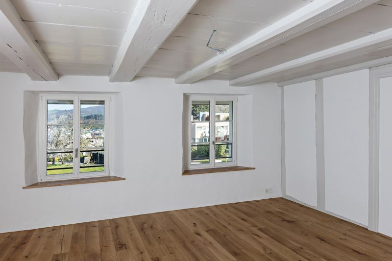 Heller Raum mit Holzdecke und Dielenboden