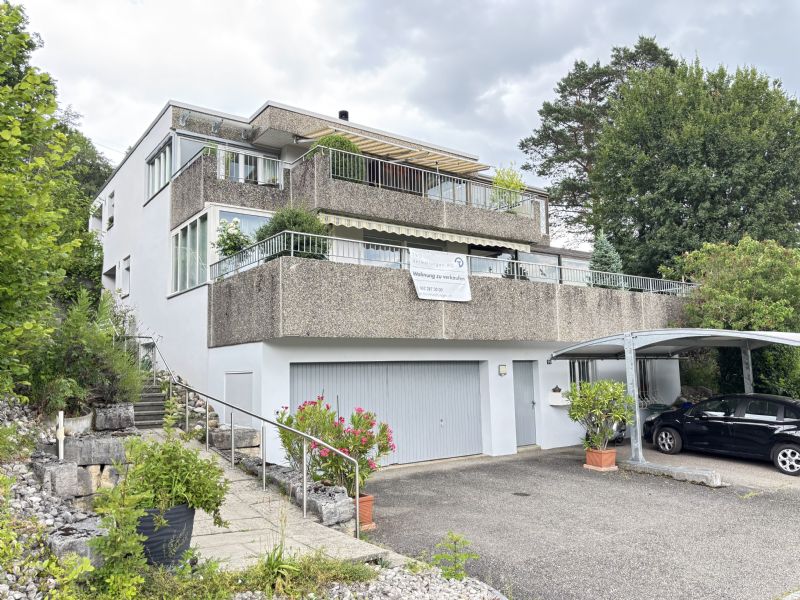 Mehrstöckiges Wohnhaus mit Terrassen und Garage