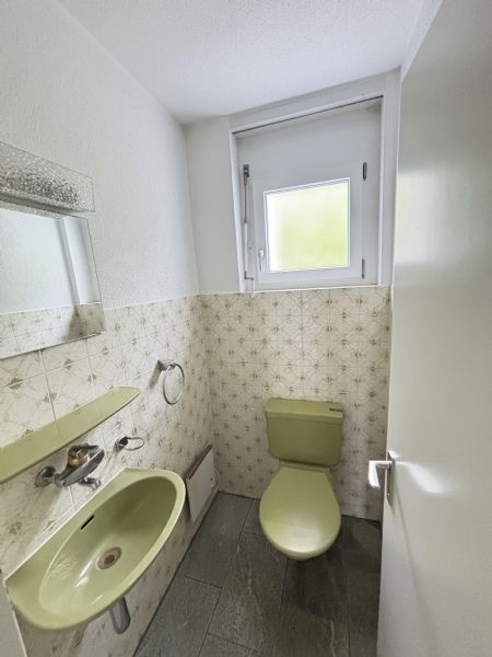 Gäste-WC mit kleinem Fenster
