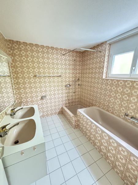 Badezimmer mit Wanne und Doppelwaschbecken