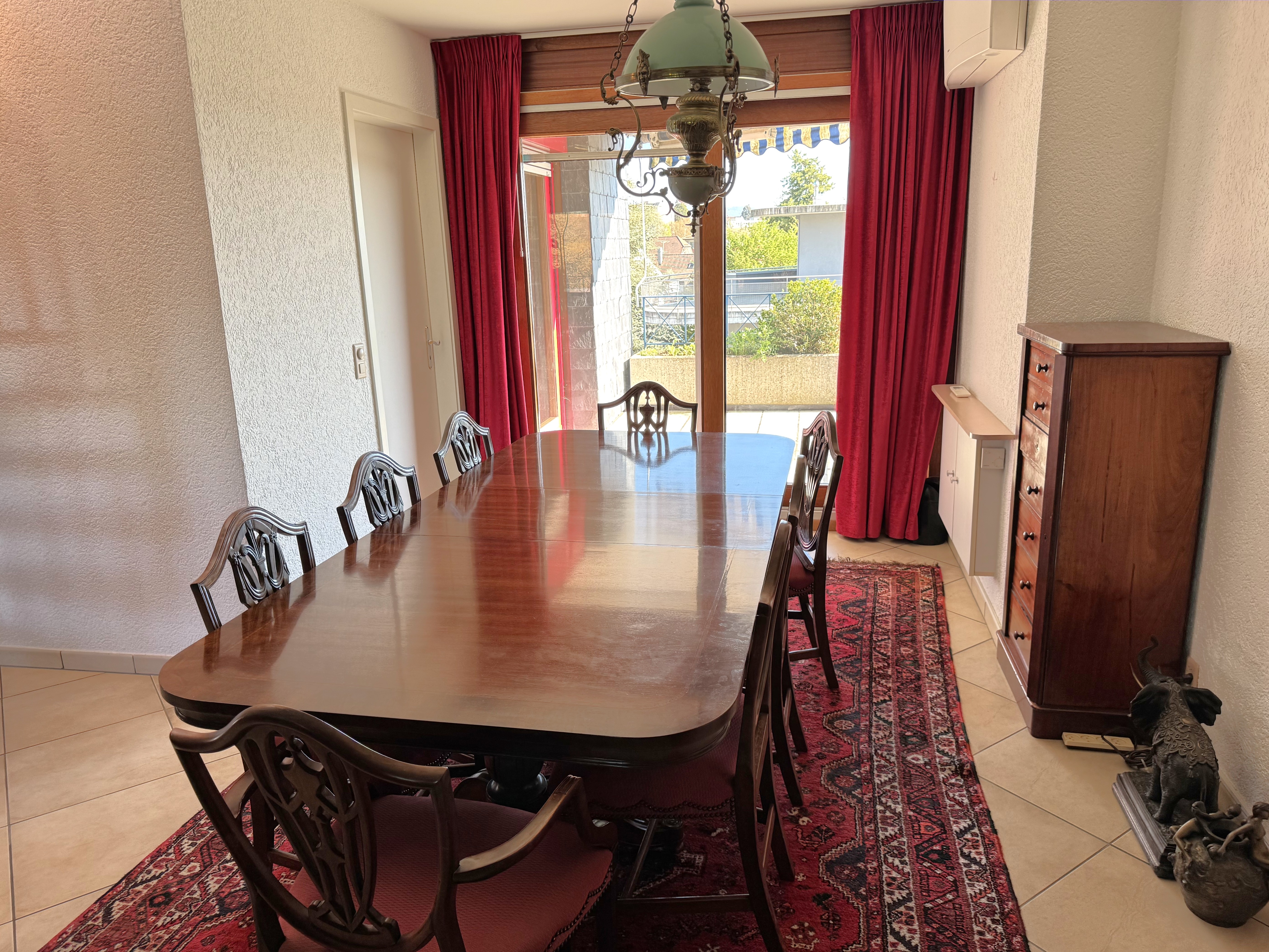 Klassisches Esszimmer mit Blick ins Freie