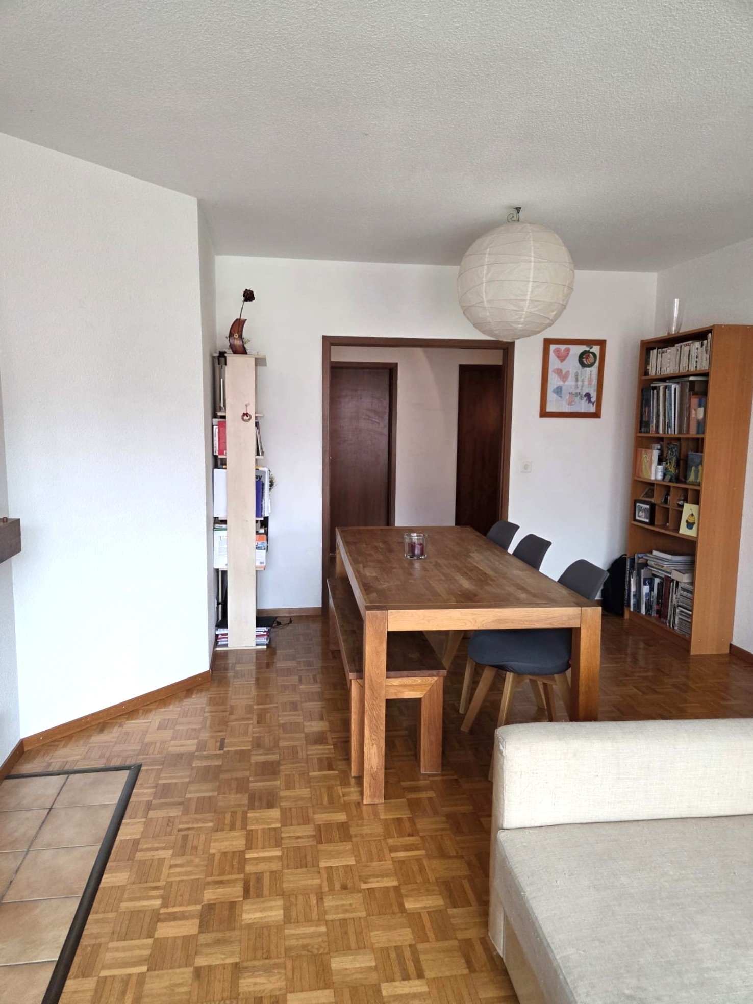 Esszimmer mit Holztisch und Bücherregalen
