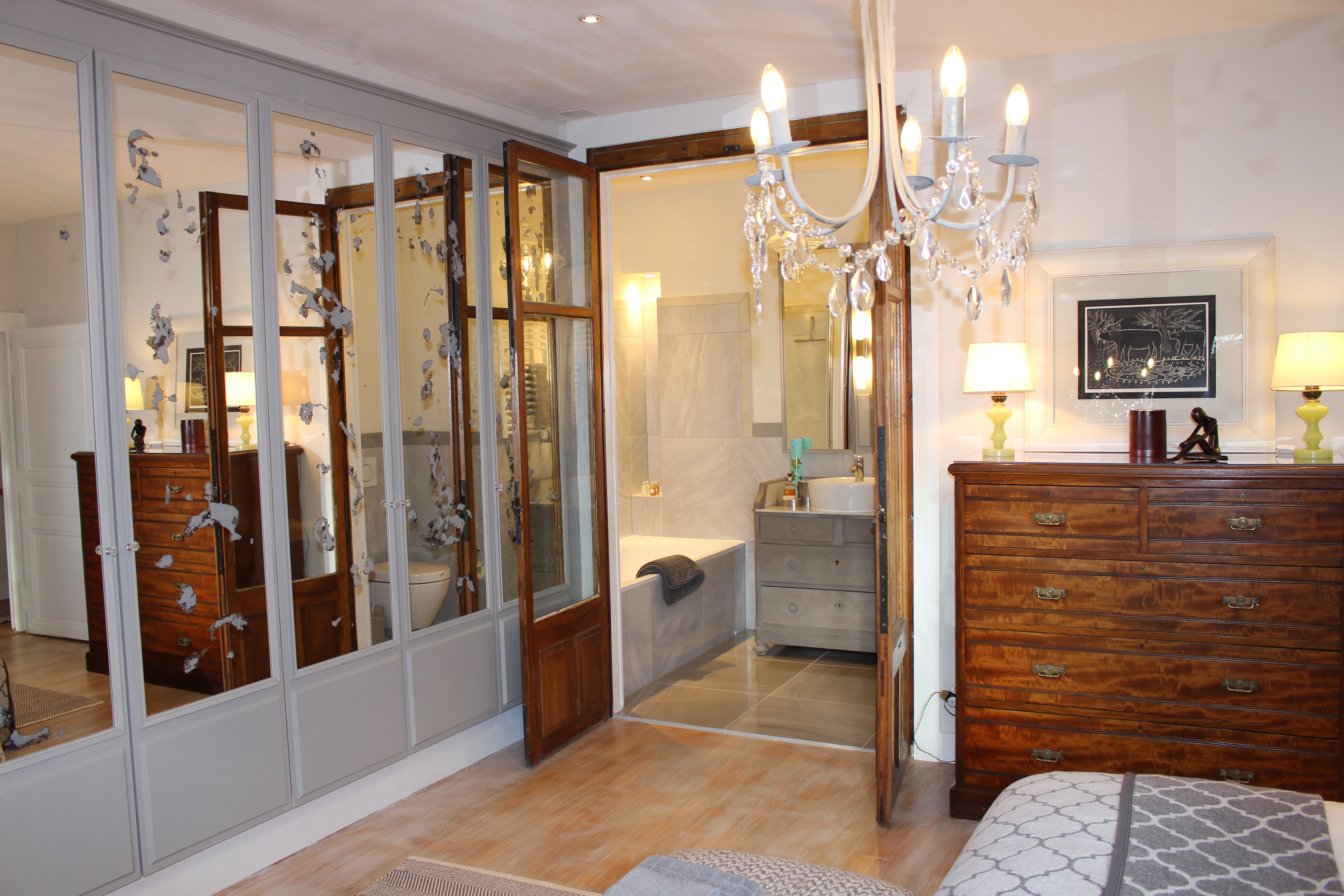 Elegantes Schlafzimmer mit angrenzendem Bad