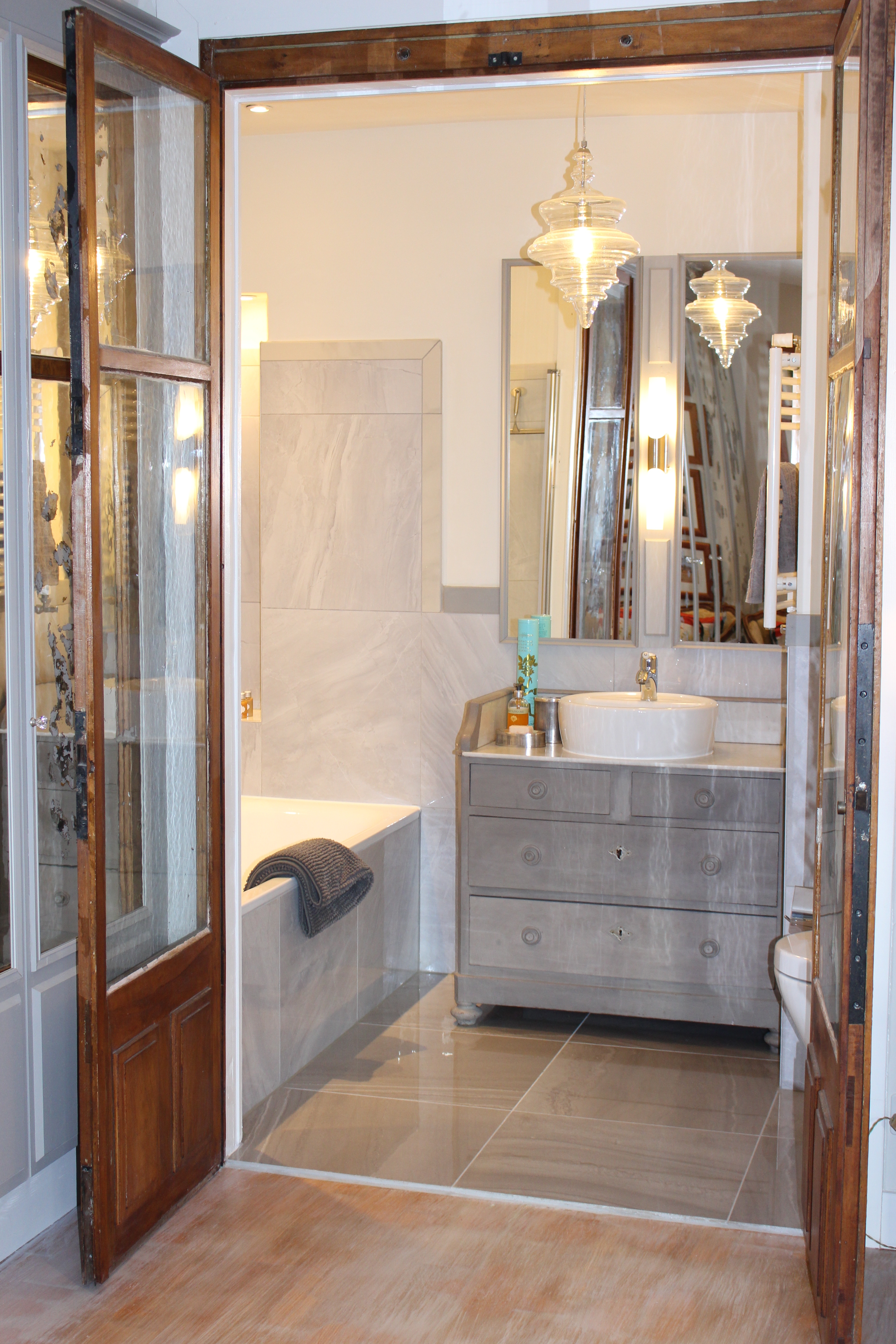 Elegantes Badezimmer mit antikem Holztürrahmen
