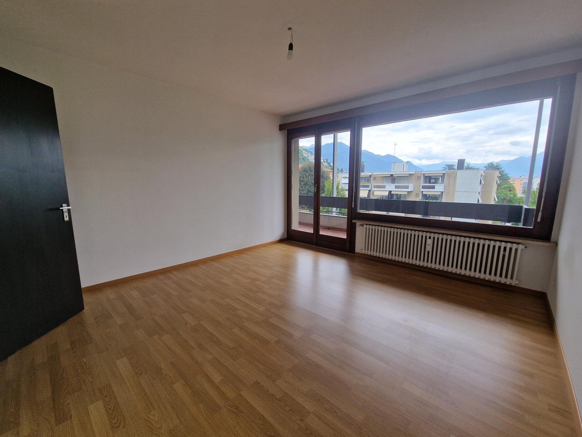 Leeres Zimmer mit Bergblick
