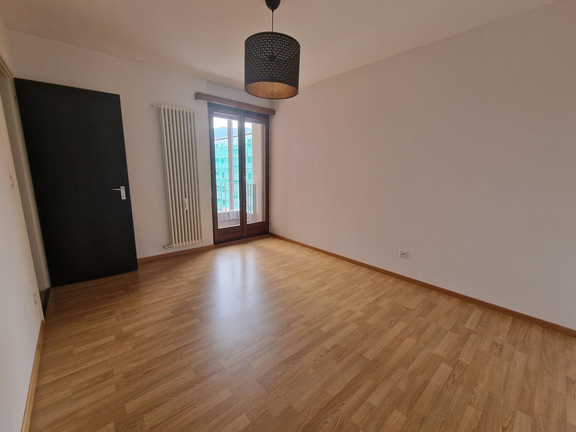 Leeres Zimmer mit Balkonzugang