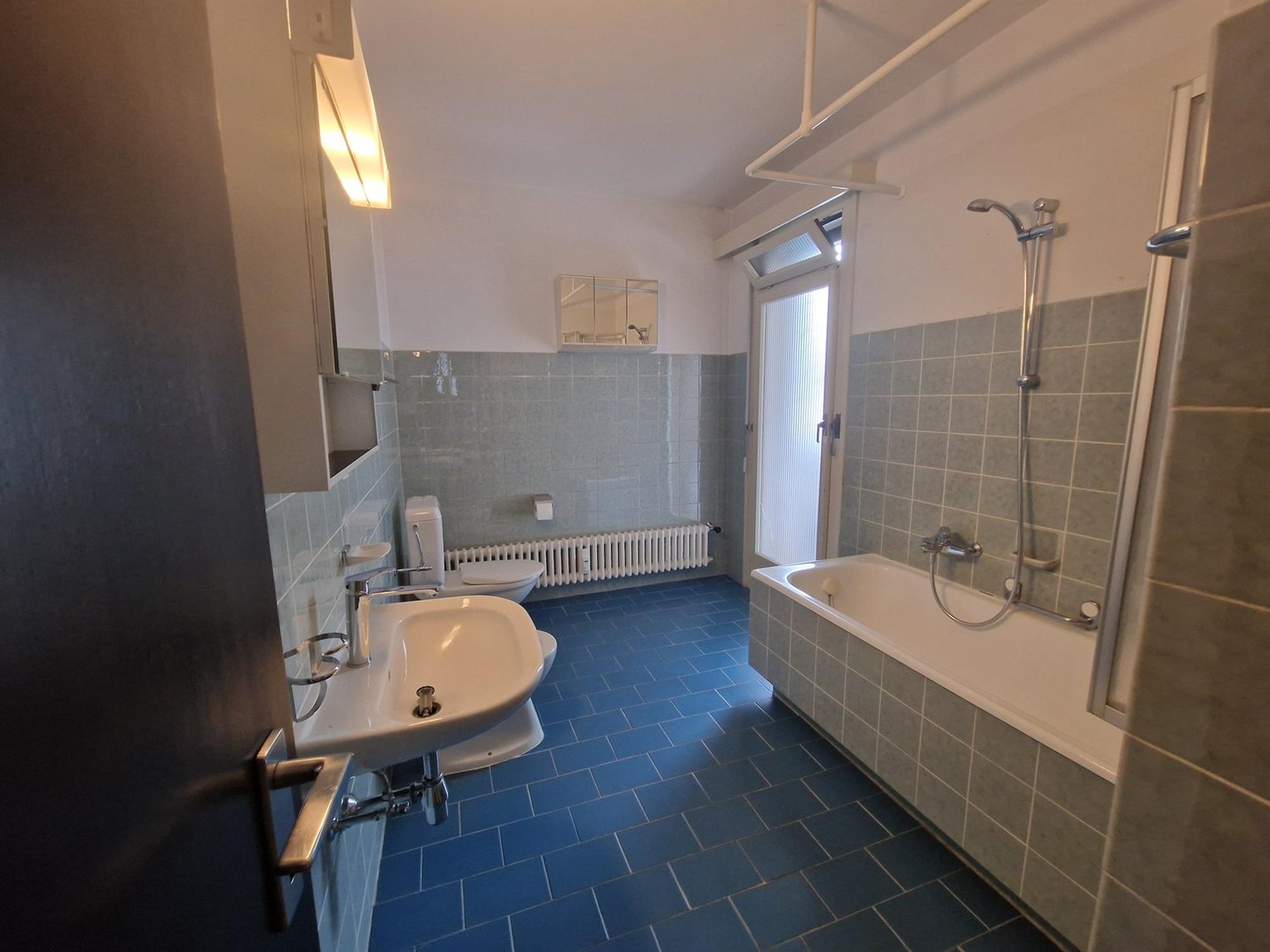 Badezimmer mit Wanne und Dusche
