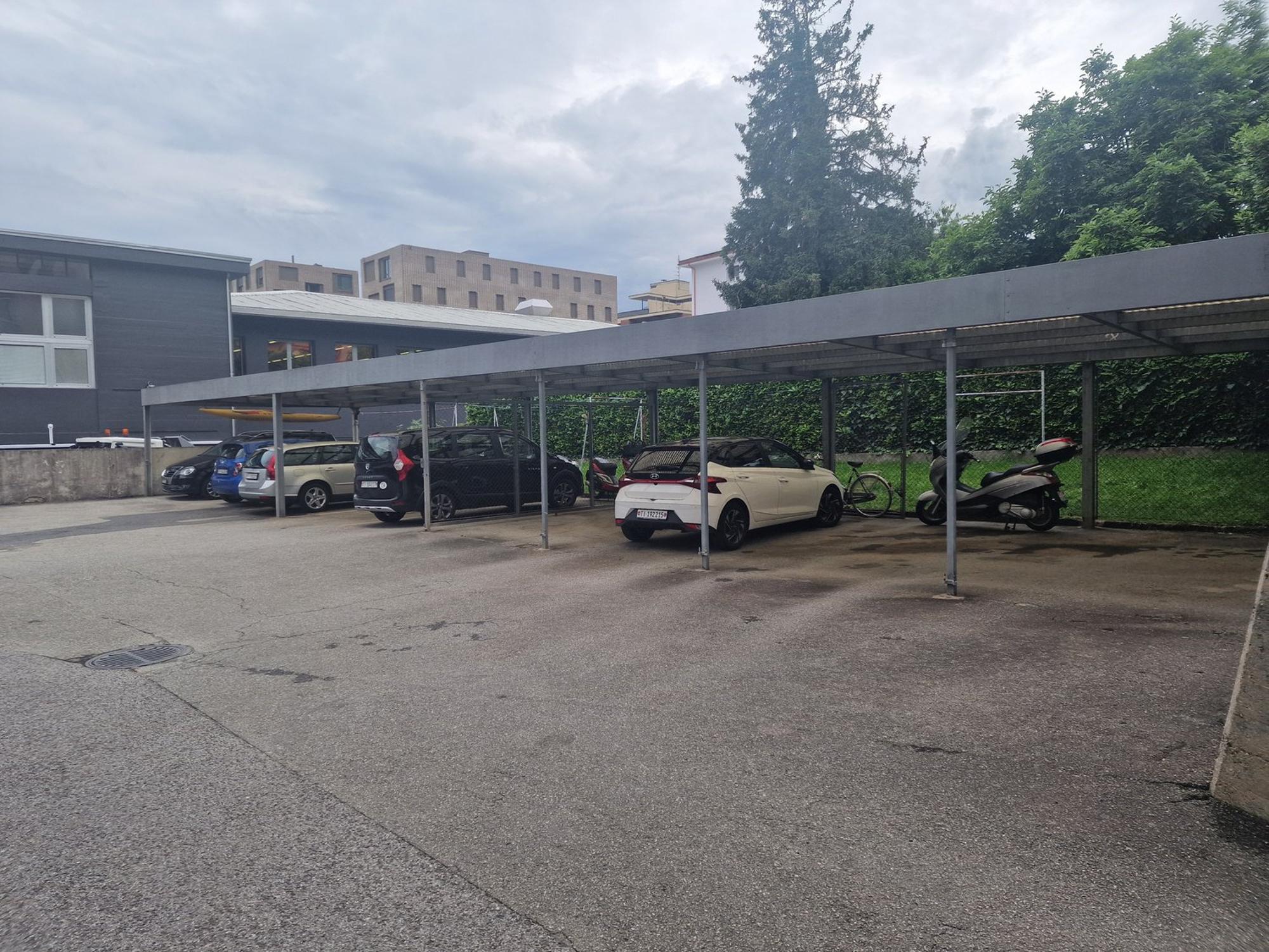 Überdachter Parkplatz im Außenbereich