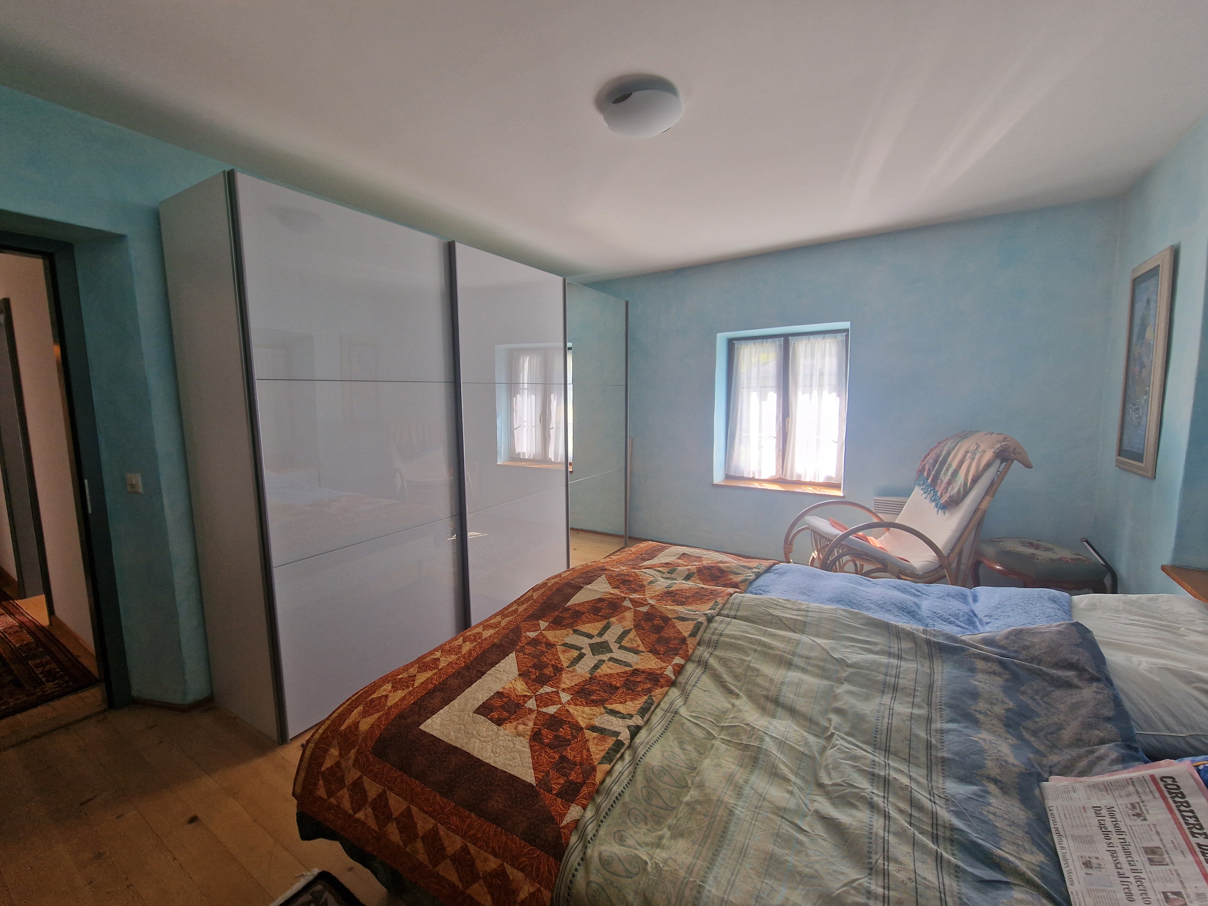 Schlafzimmer mit blau gestrichenen Wänden