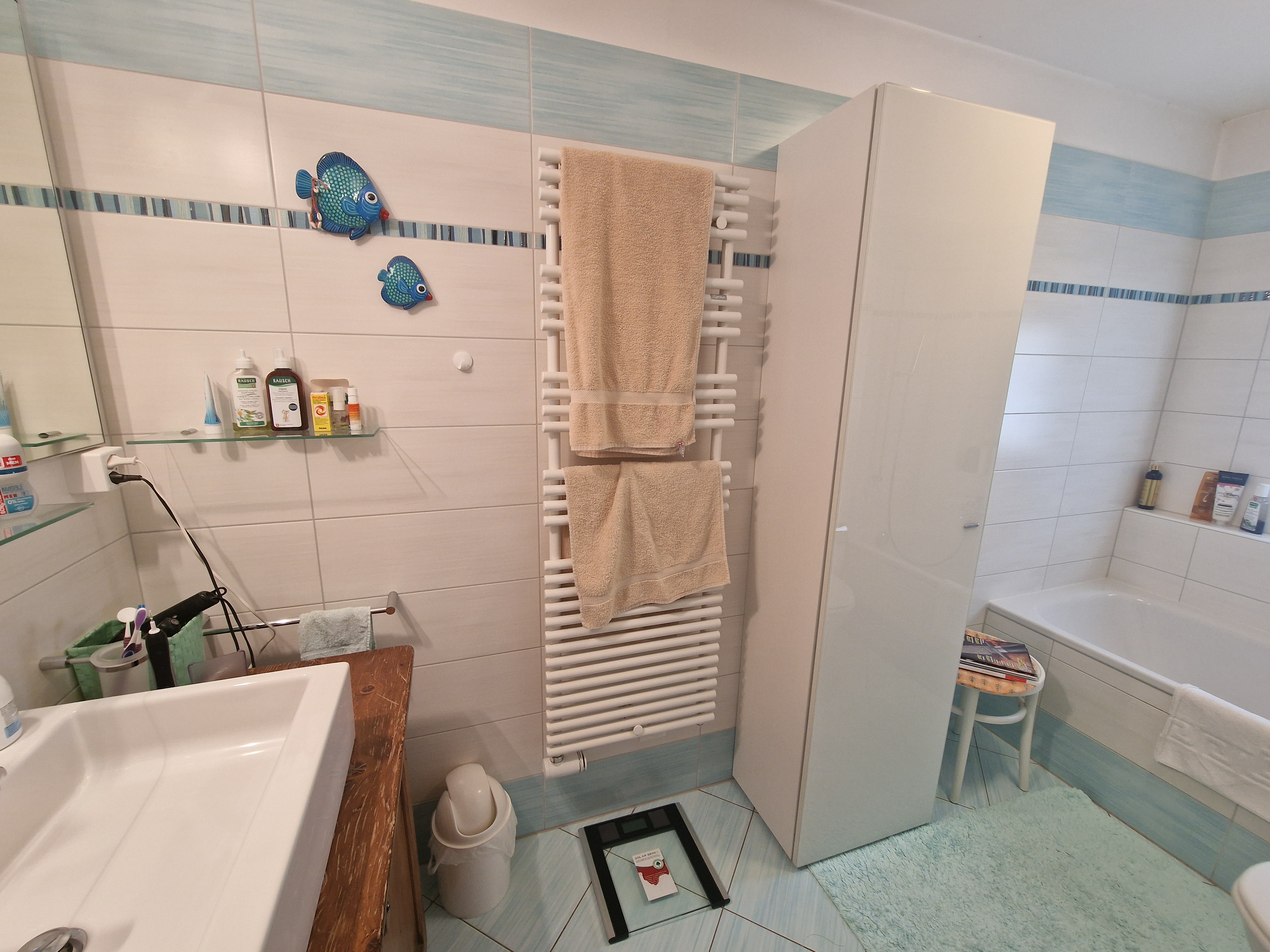 Badezimmer mit Badewanne und Waschtisch