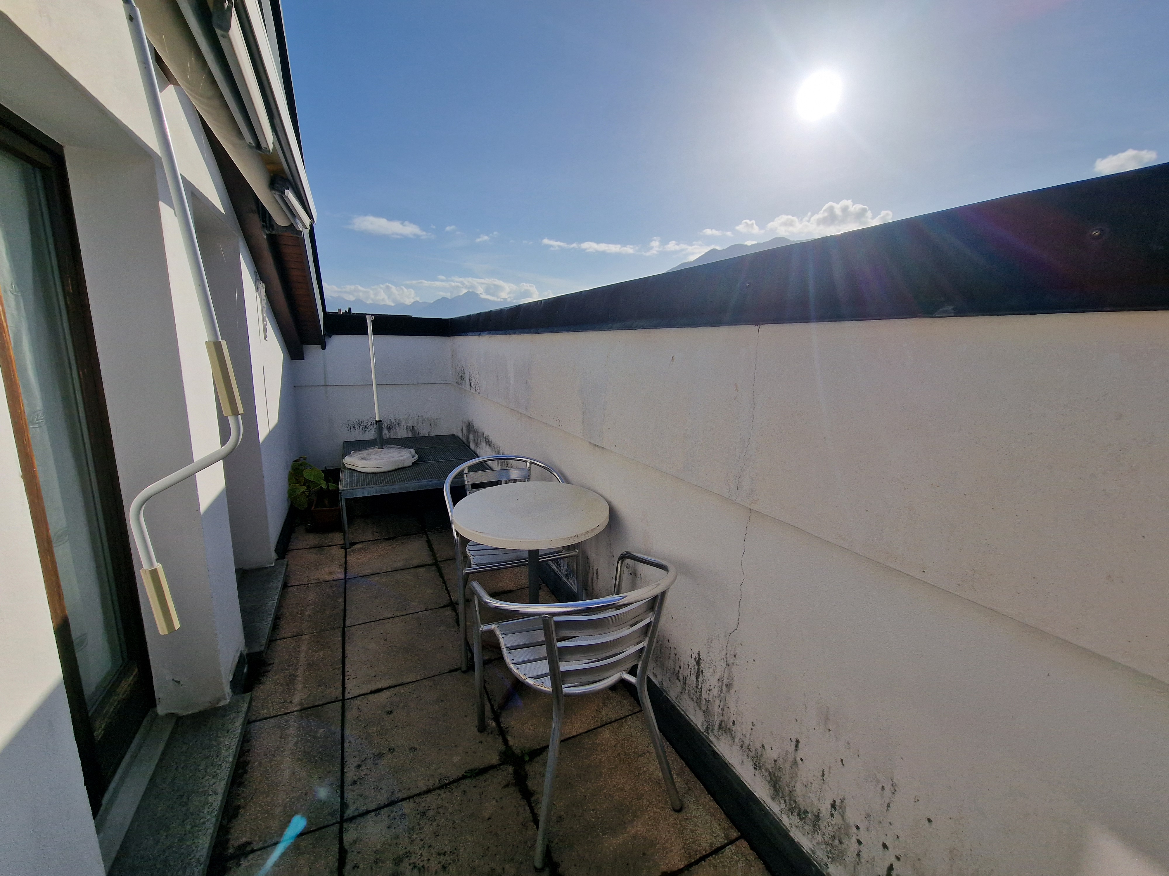 Dachterrasse mit kleiner Sitzgruppe
