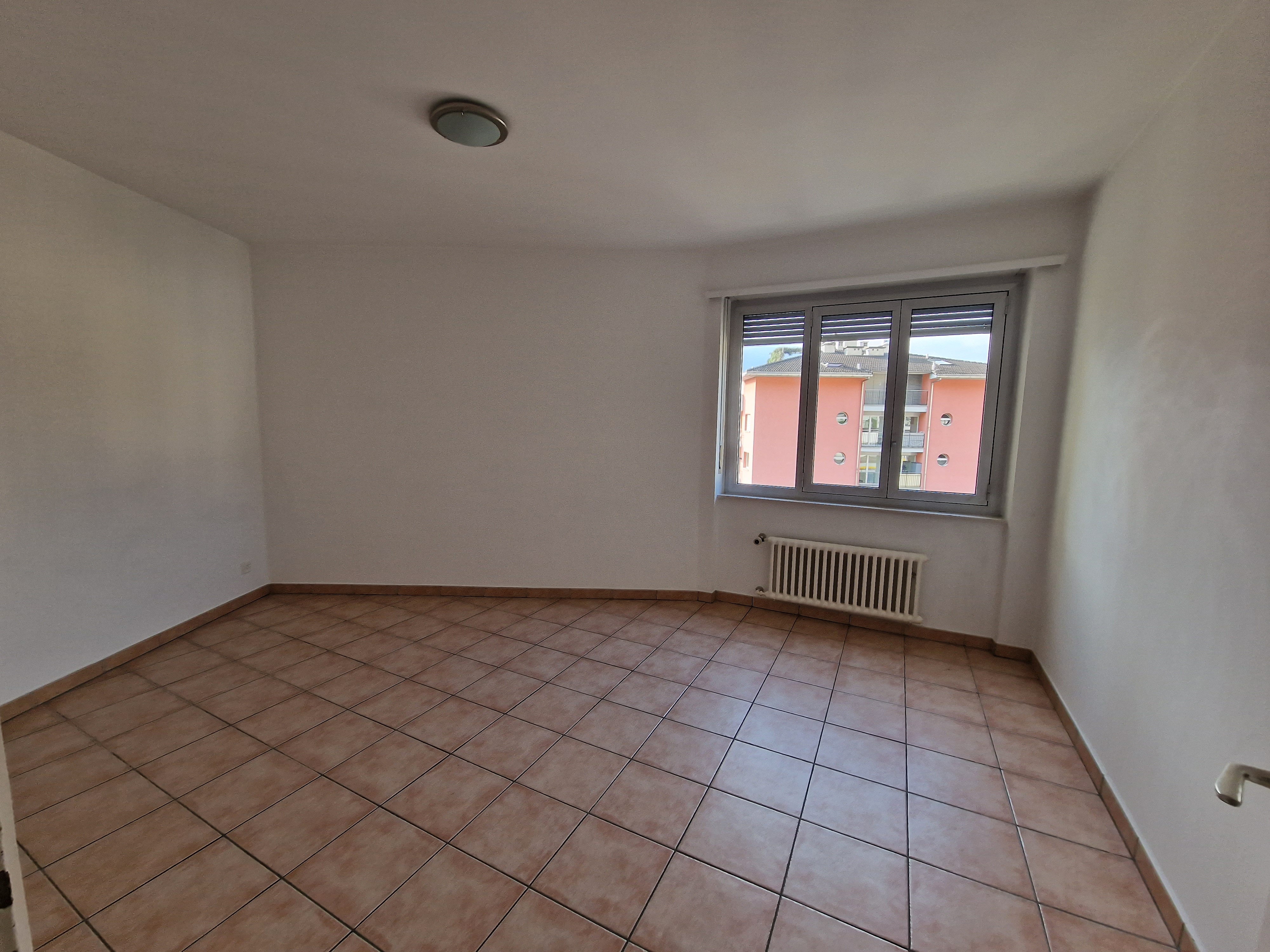 Leeres Zimmer mit Fliesenboden und Fenster