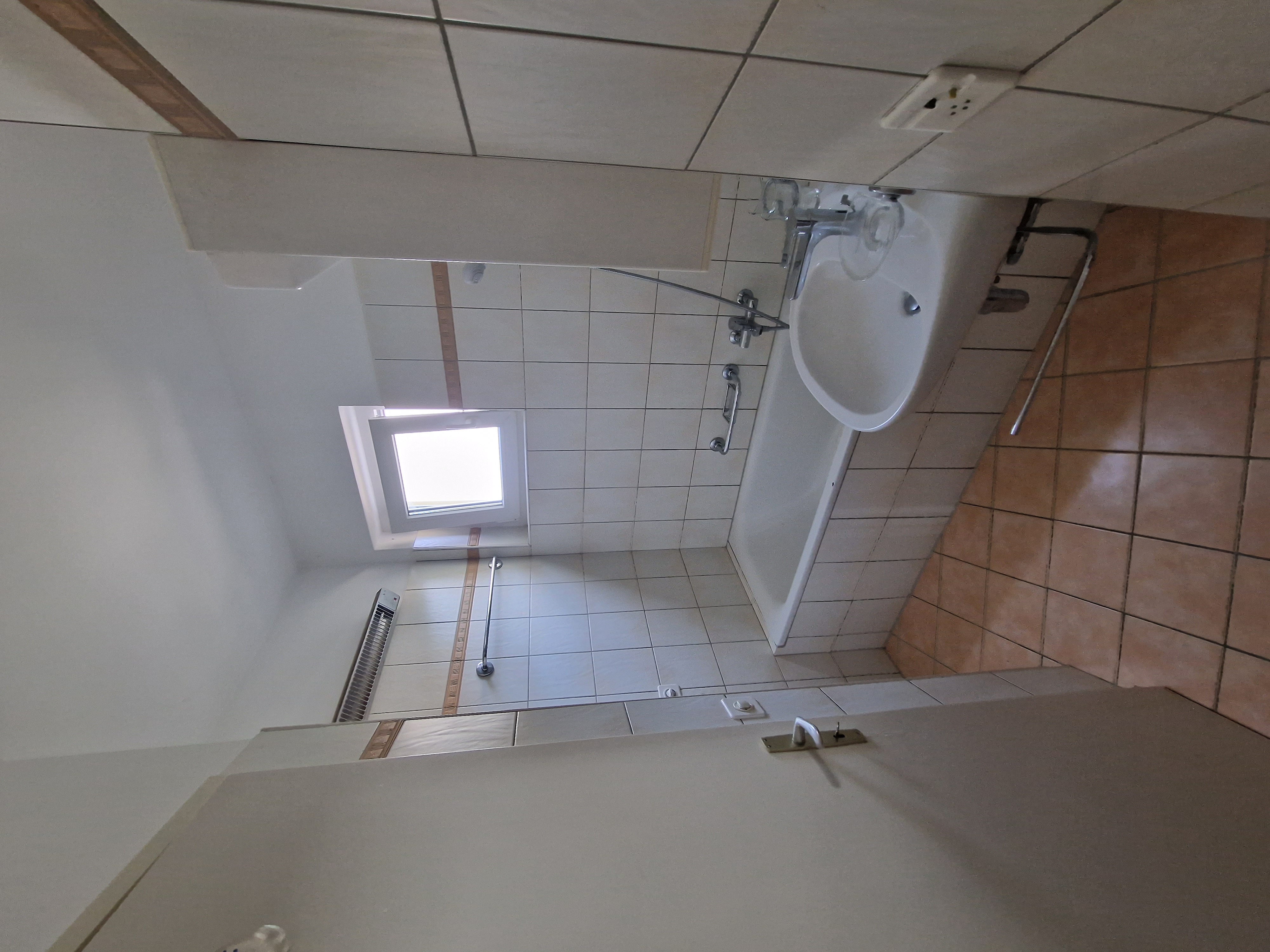 Badezimmer mit Wanne und Fenster