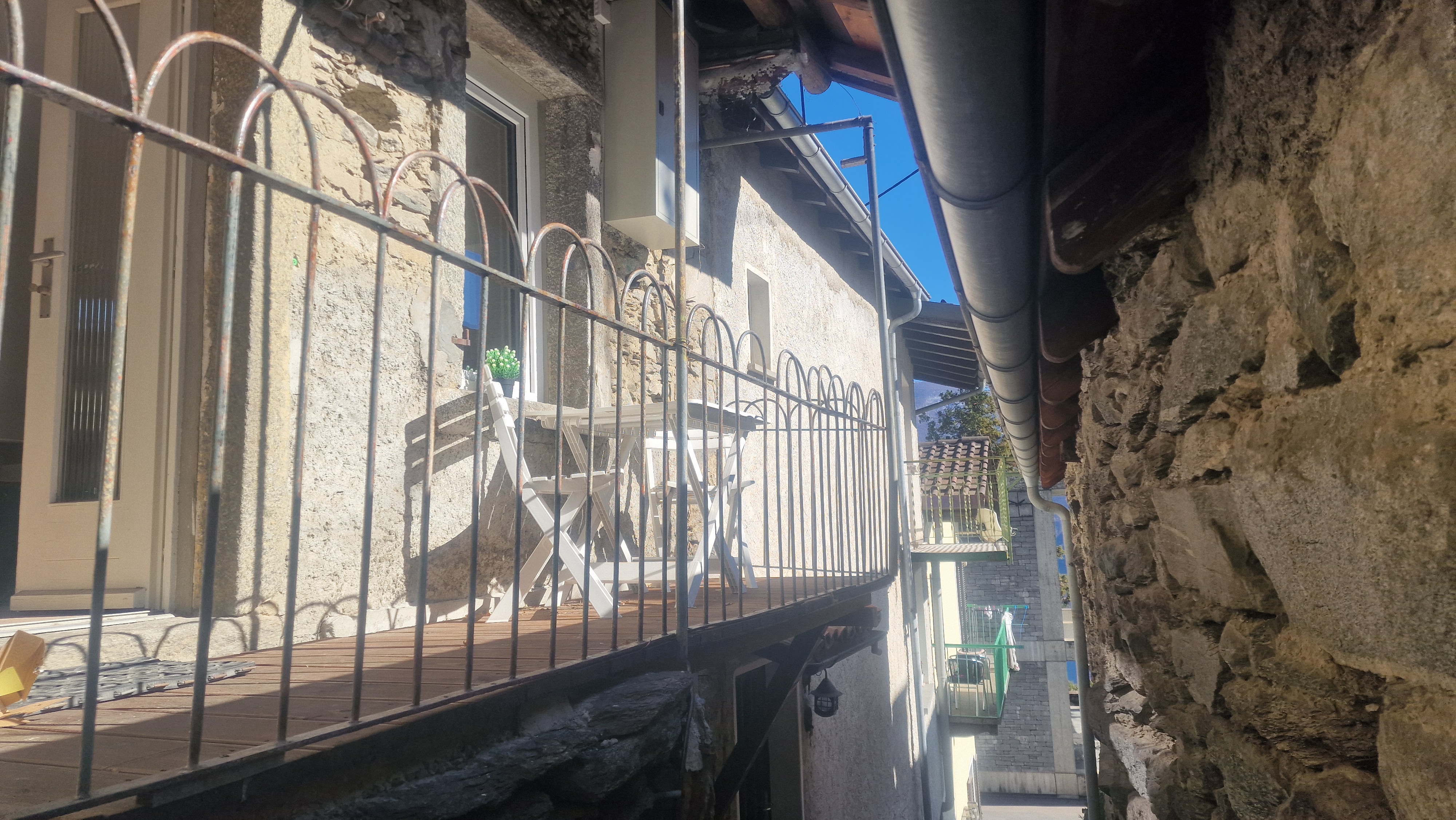 Balkon-/Gassenansicht zwischen Altbauwänden