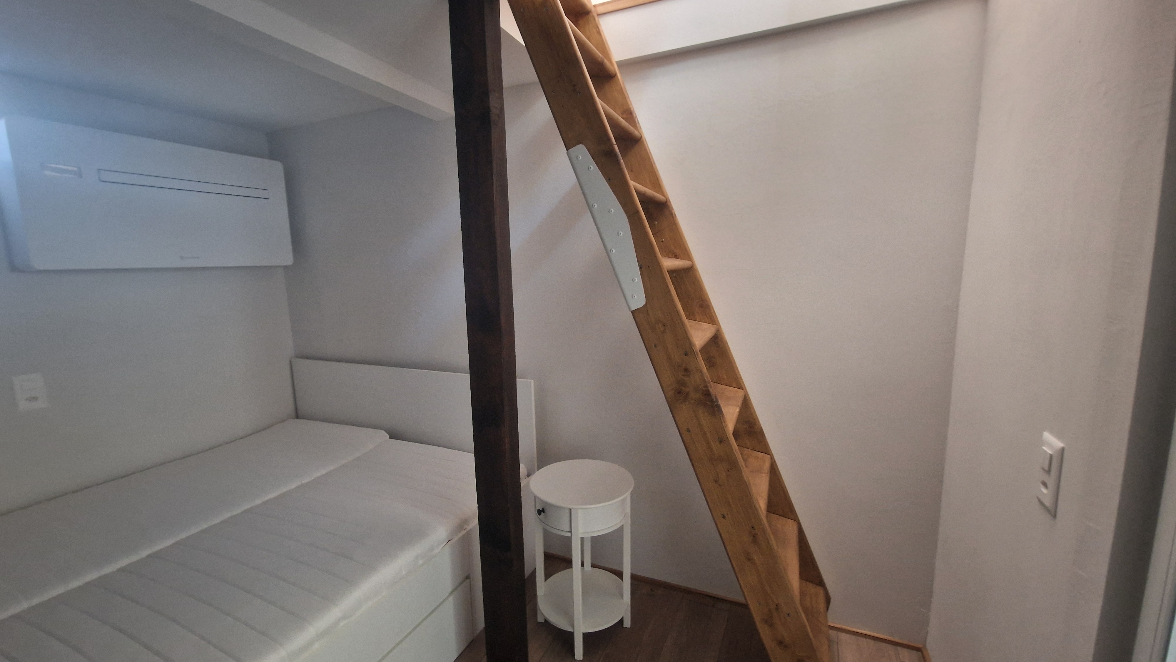 Kleines Schlafzimmer mit Leiteraufgang