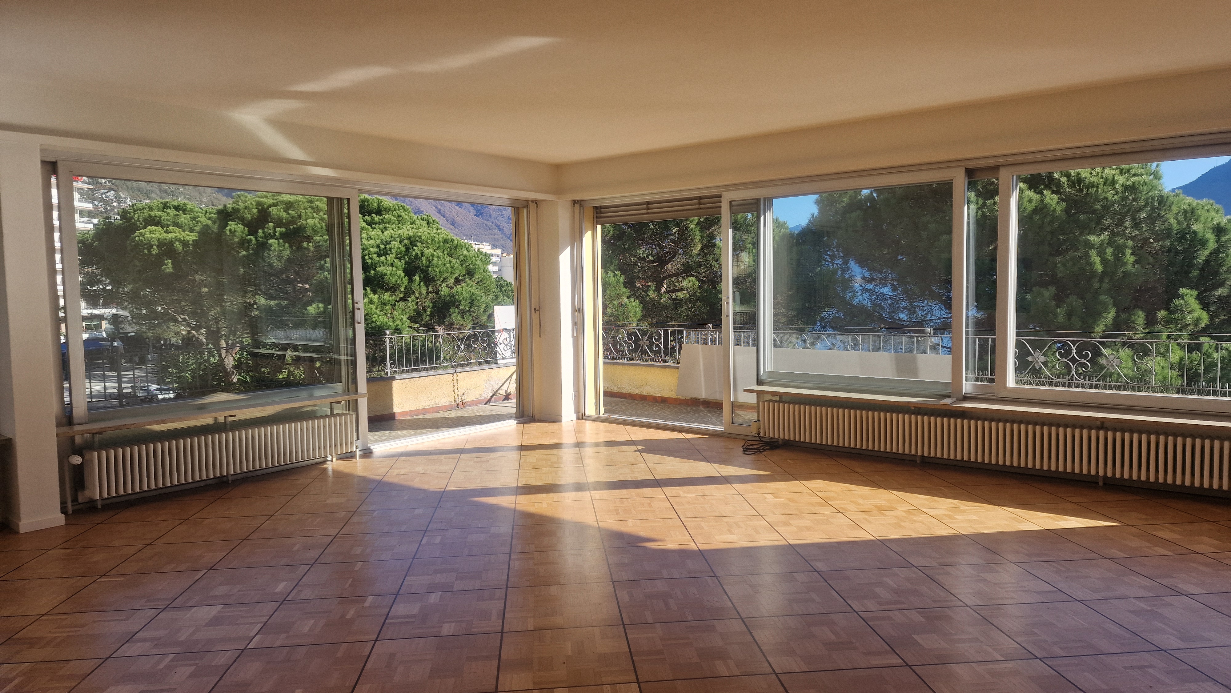 Heller Wohnraum mit Balkonblick