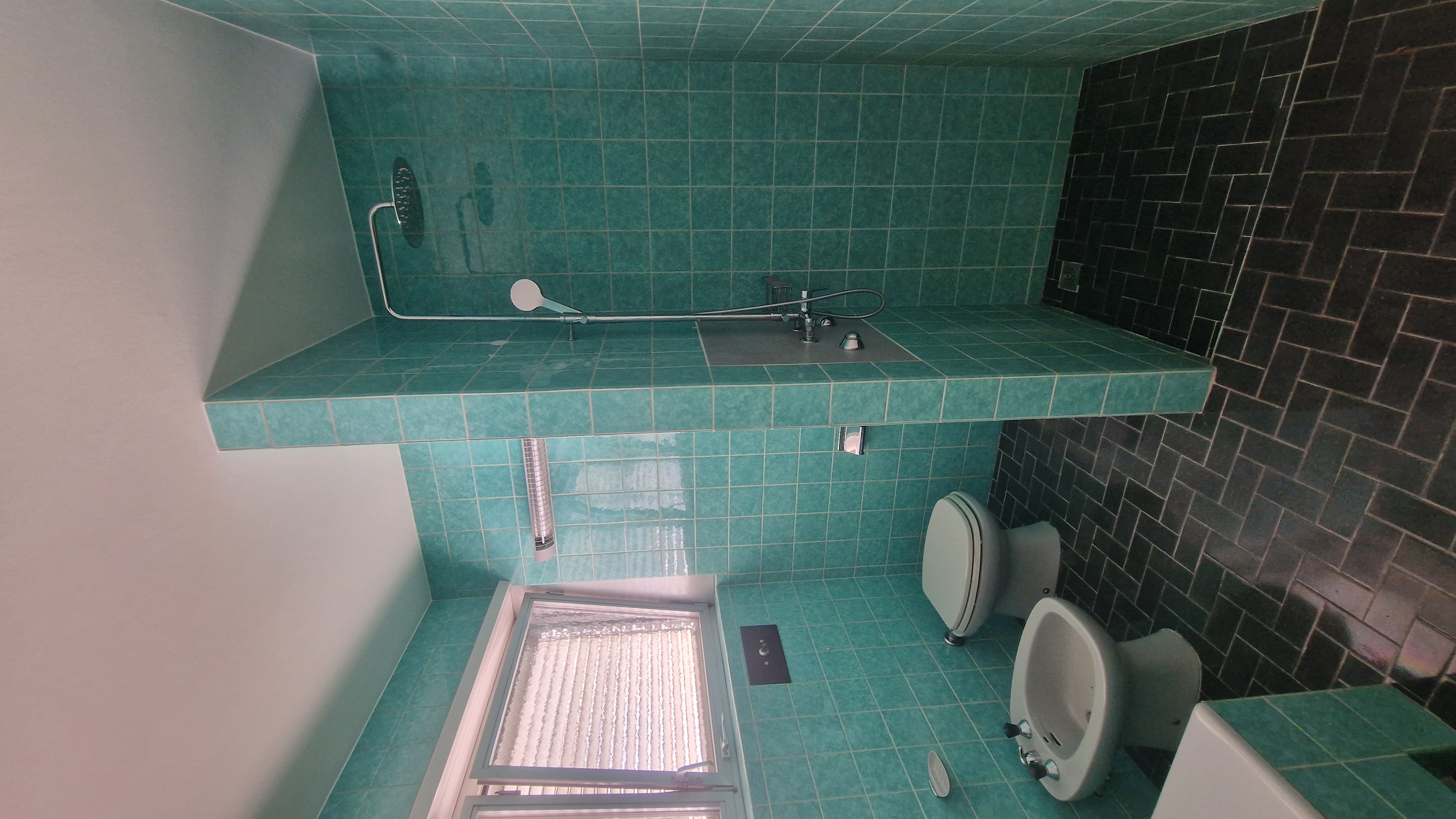 Badezimmer mit türkisfarbenen Fliesen